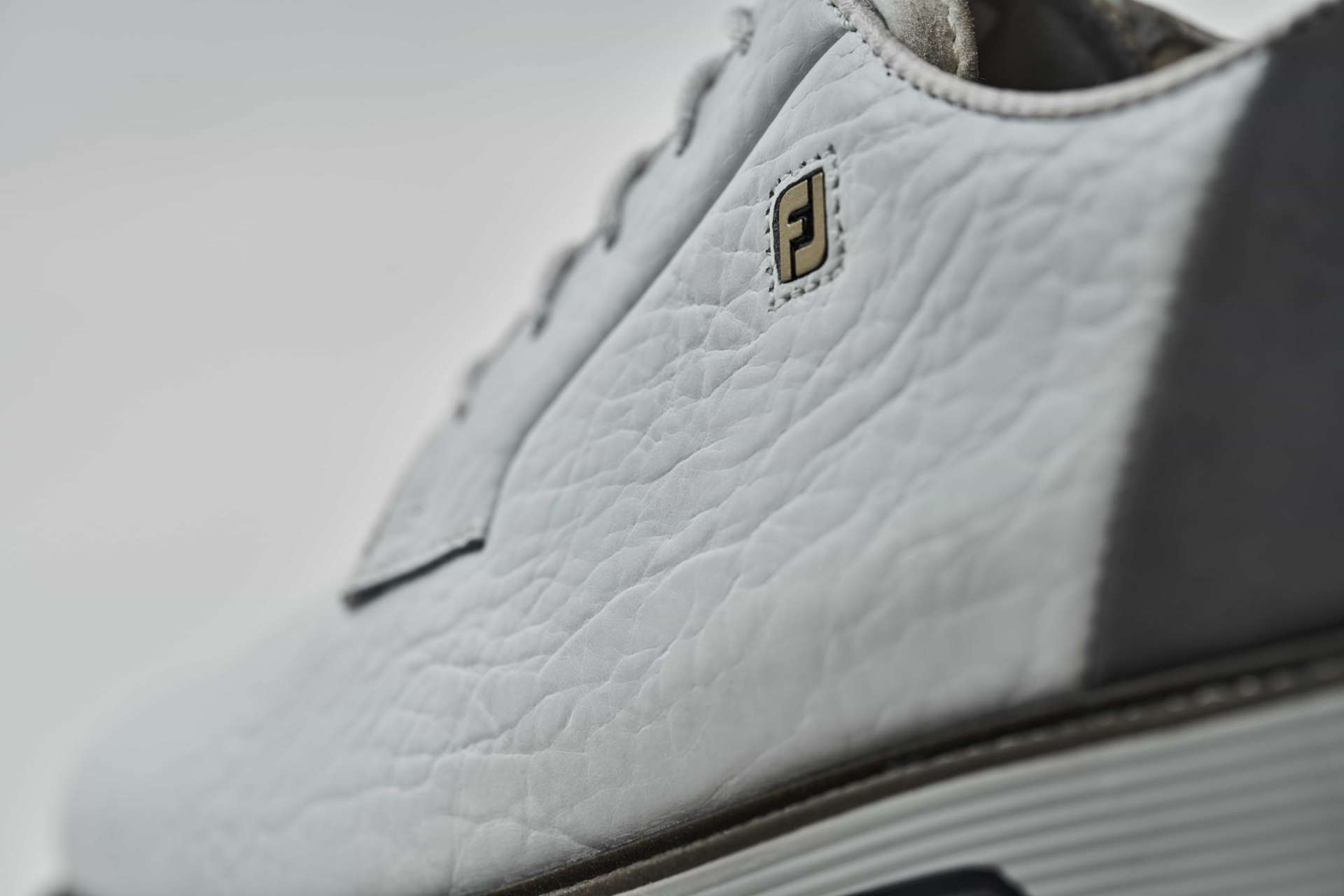 Field LX in Weiß/Dunkelgrau/Grau (UVP: 260 €)