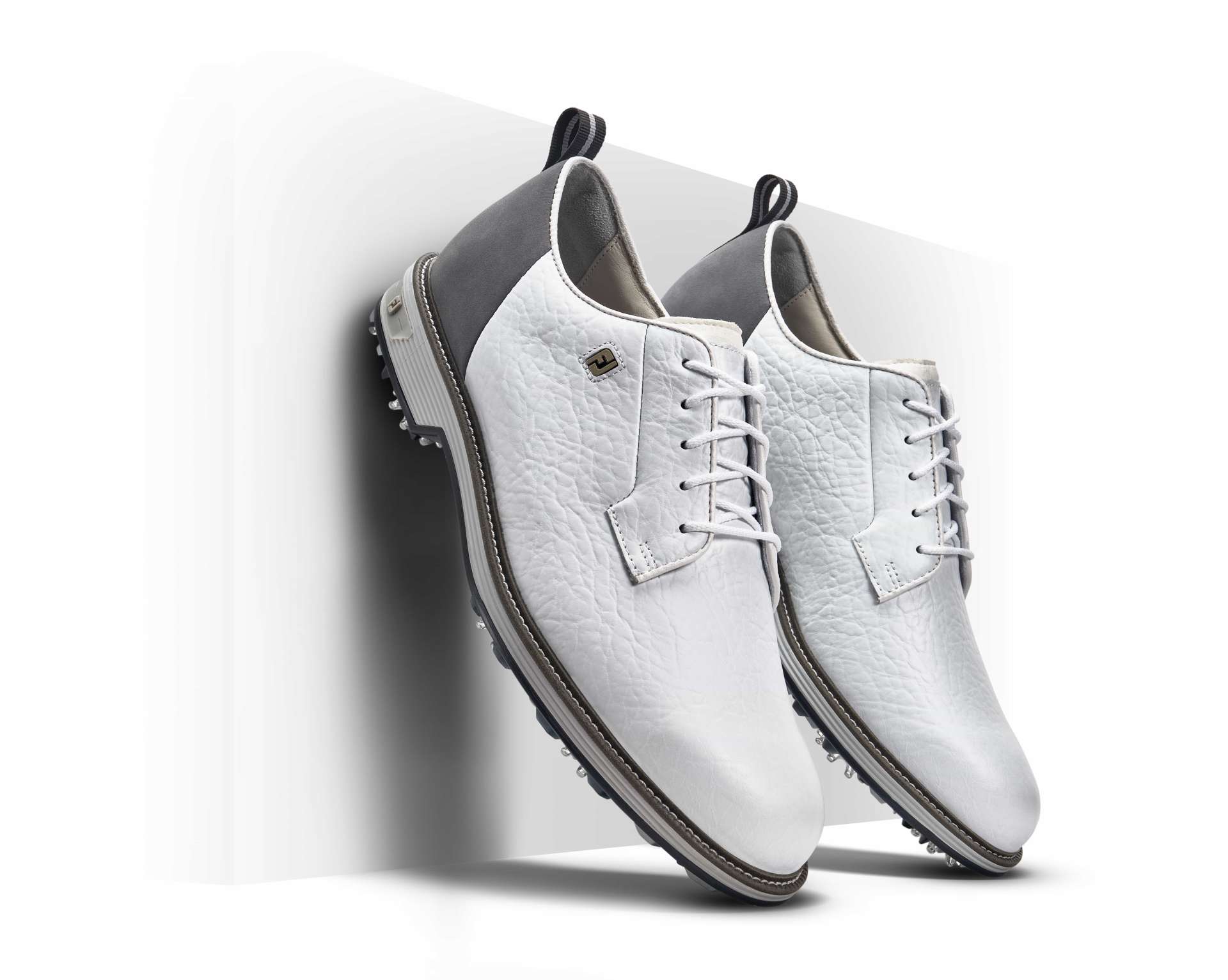 Die Kollektion verwendet weiche, geschmeidige und ultraleichte Materialien und exquisite Details für ein ausgesprochen modernes, klassisches Styling.Field LX in Weiß/Dunkelgrau/Grau (UVP: 260 €)