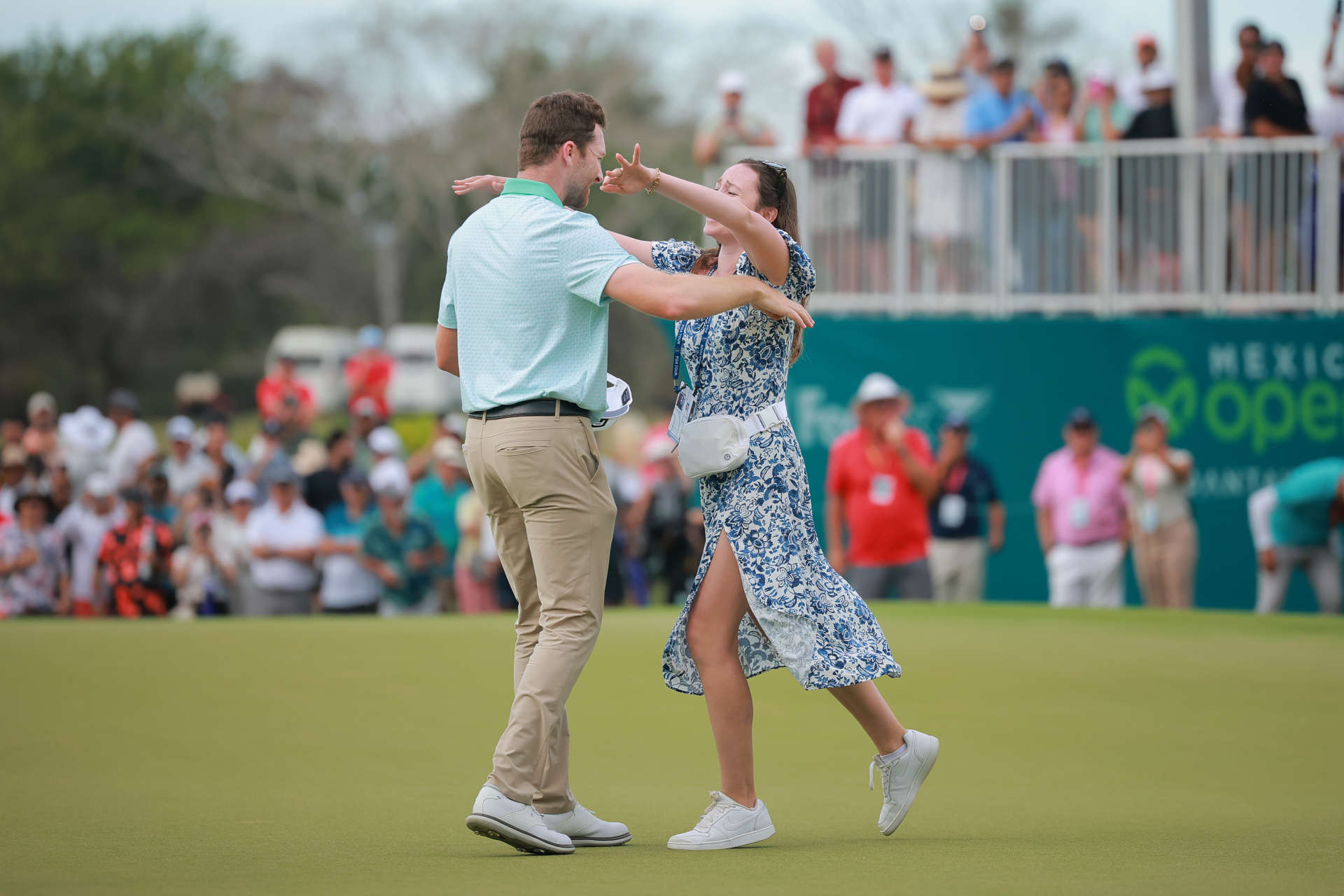 Brian Campbells Freundin Kelsi McGee läuft ihm nach dem Siegesputt in die Arme und lässt sich herumwirbeln.