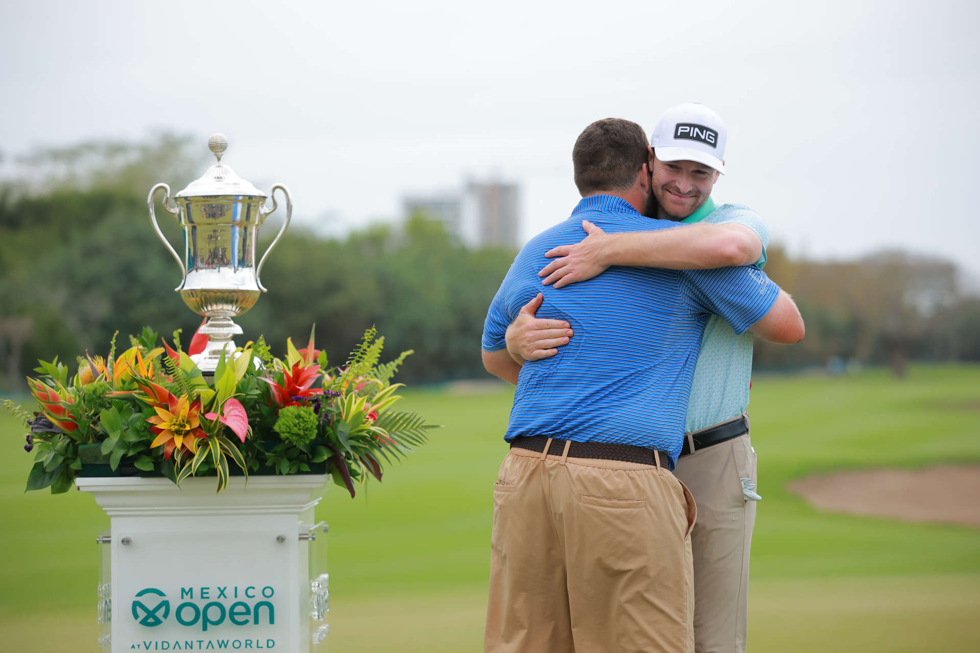 Brian Campbell und sein Caddy Wilson Cooper umarmen sich bei der Zeremonie.