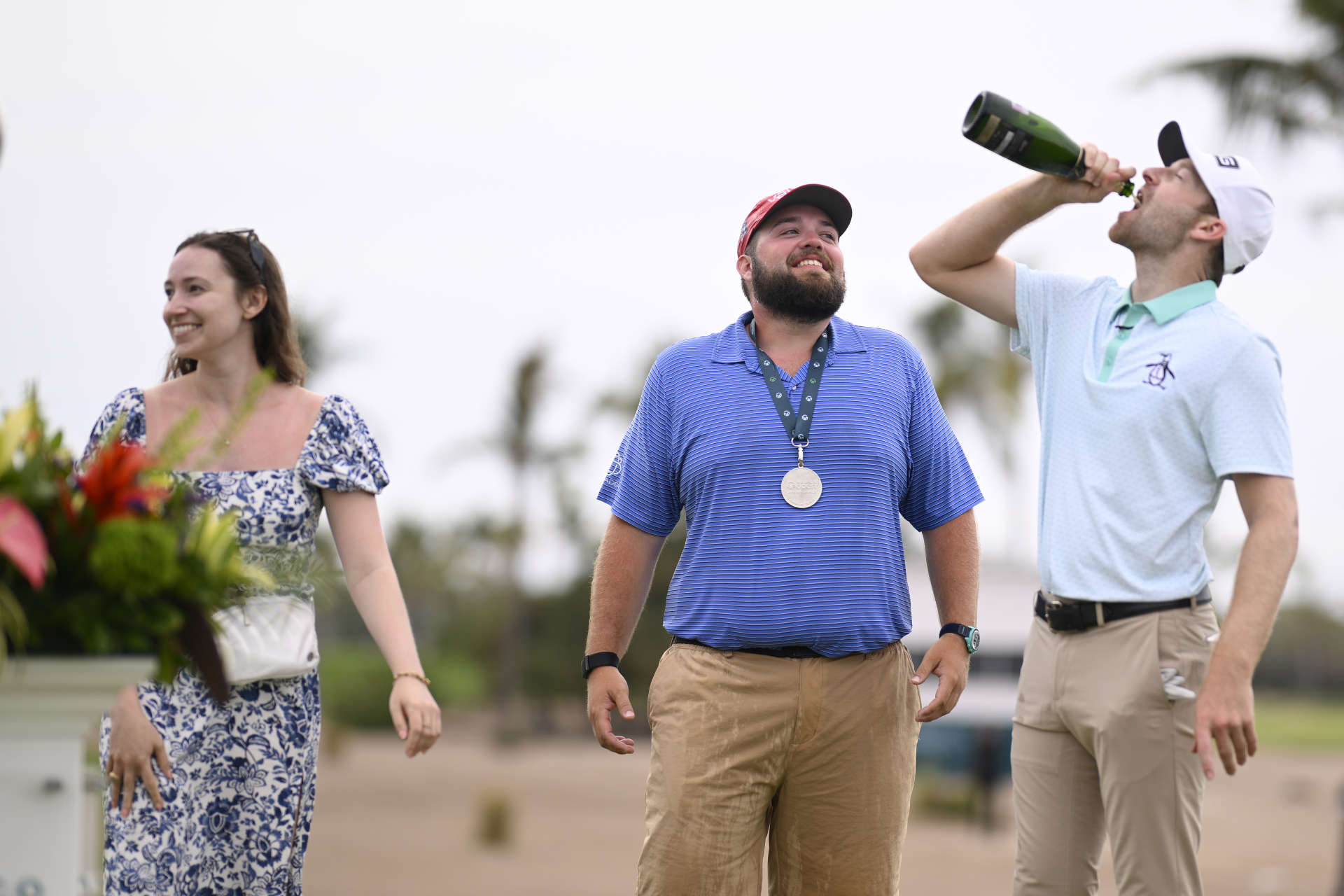 ...und Campbell genehmigt sich selbst einige Tropfen.