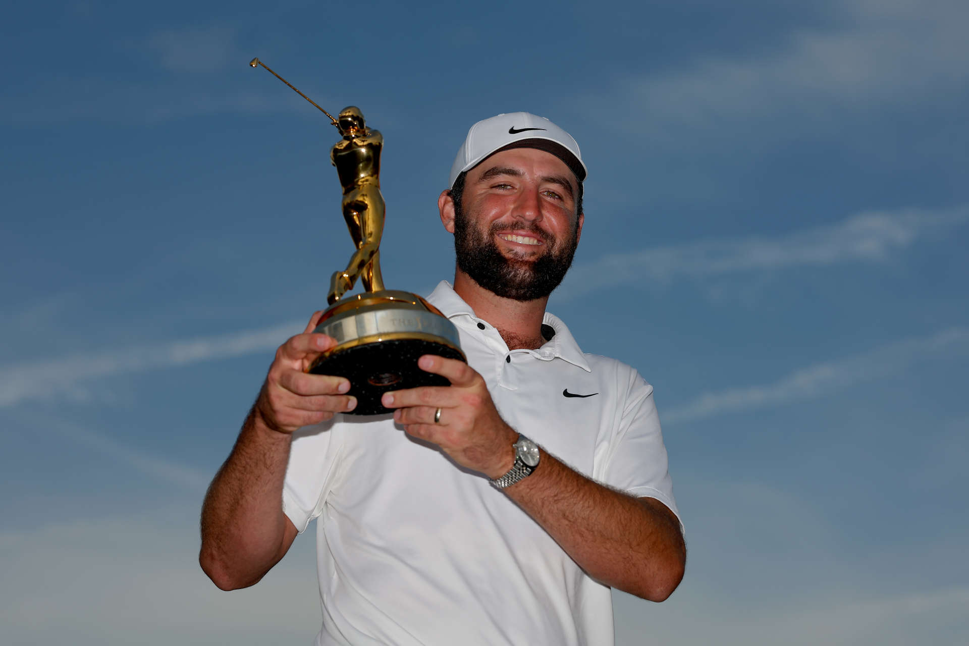 6. Berühmte DoppelsiegerNur sechs Spieler haben die Players Championship zweimal gewonnen: Tiger Woods, Fred Couples, Davis Love III, Steve Elkington, Hal Sutton und Scottie Scheffler. Scheffler ist der einzige Spieler, der seinen Titel erfolgreich verteidigen konnte – 2025 könnte er mit einem Hattrick Geschichte schreiben.