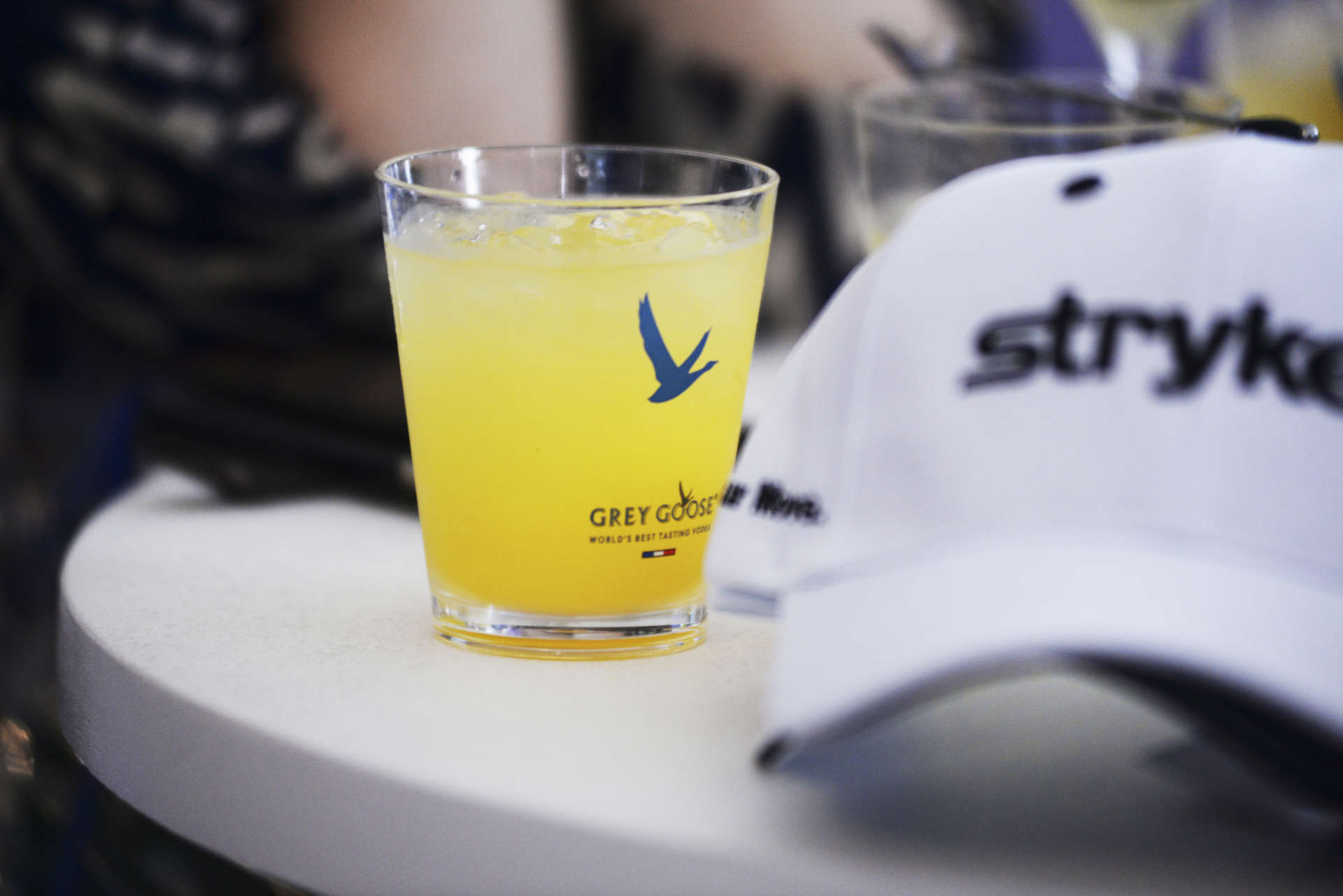 8."Sawgrass Splash" - Der Signature Cocktail des PlayersDas offizielle Getränk der Players Championship ist der "Sawgrass Splash". Er wird aus Ketel One Orangen-Wodka, Florida-Orangensaft, Limonade und Limettensaft, Sprudelwasser gemischt und mit einer Orangenscheibe garniert serviert. Das beliebte Getränk wird das ganze Jahr über im TPC Sawgrass serviert.