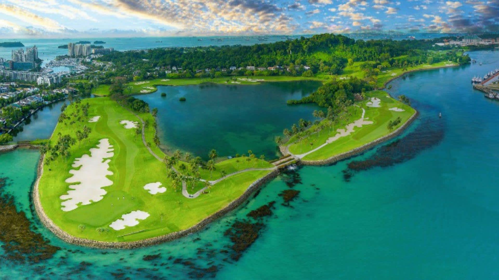 Der Platz ist bekannt für seine herausfordernden Löcher, insbesondere das ikonische 18. Loch, das einen beeindruckenden Abschluss vor der Kulisse des Hafens von Singapur bietet. (Foto: X@livgolf_league)