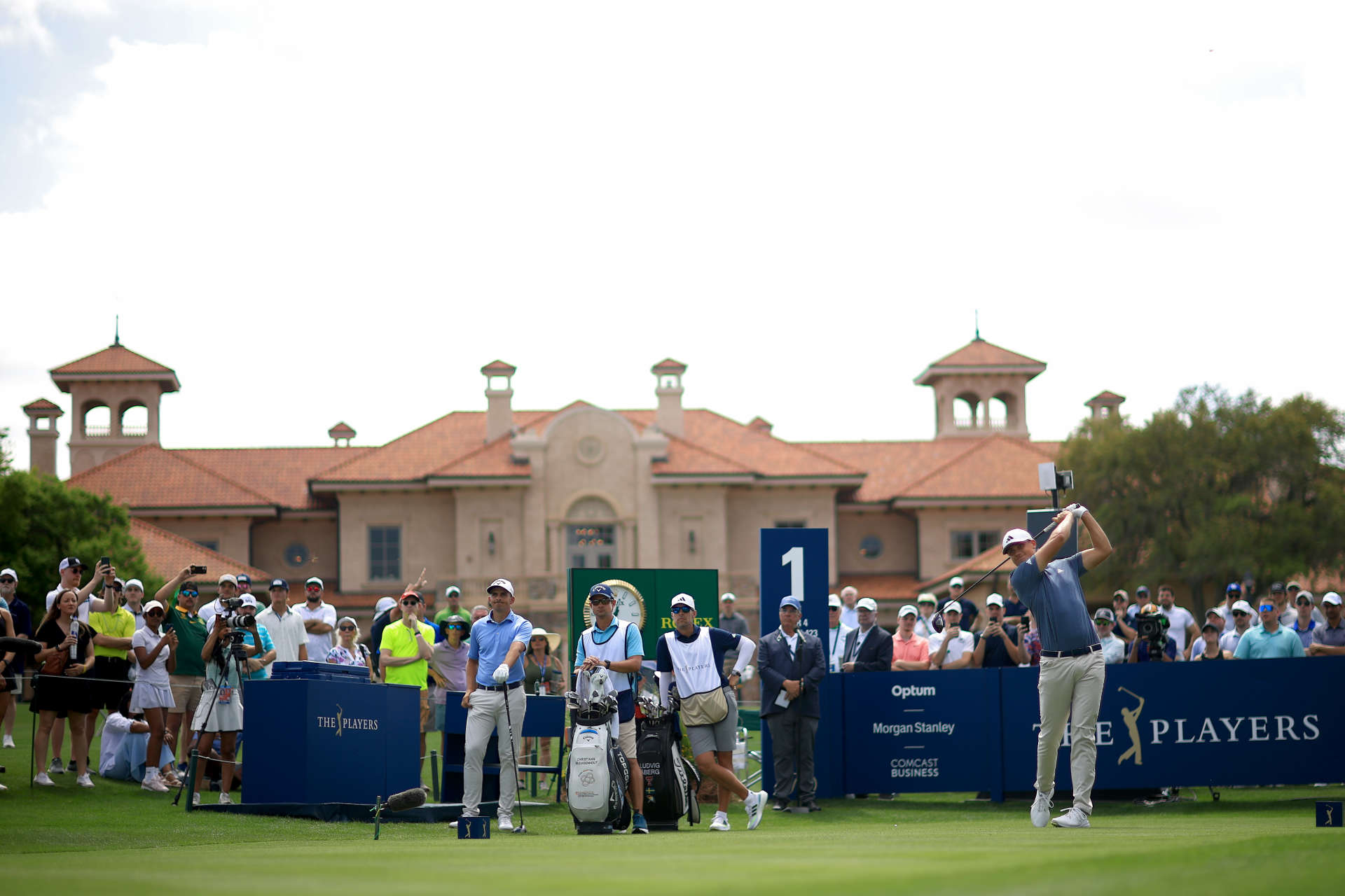 PONTE VEDRA BEACH, FLORIDA - MARCH 17: Ludvig Aberg of Sweden plays his shot from the first tee during the final round of THE PLAYERS Championship at TPC Sawgrass on March 17, 2024 in Ponte Vedra Beach, Florida. (Photo by Mike Ehrmann/Getty Images)