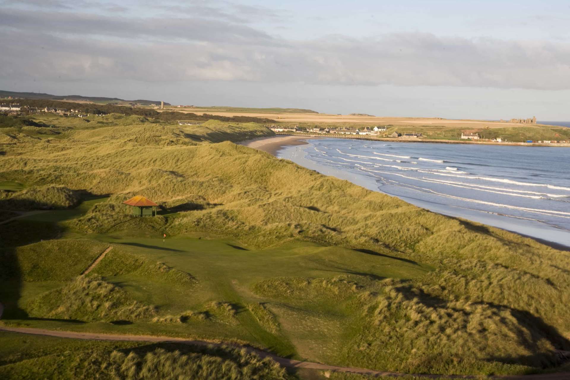 Cruden Bay Golf ClubWer braucht demolierte Dünensysteme wie Trumps Aberdeen-Antagonismus, wenn nebenan ein Meisterwerk der Natur wie Cruden Bay liegt. (Greenfee: 200 brit. Pfund/crudenbaygolfclub.co.uk/)