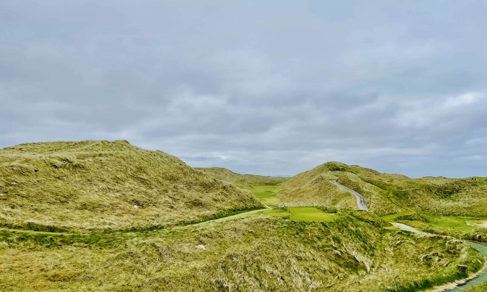 Carne Links

Wir springen rüber an die Westküste von Irland und in das Dünenlabyrinth der Carne Links, die zurecht mit dem Slogan „Golf am Rand der Welt“ werben.(Greenfee: 195 Euro/carnegolflinks.com)