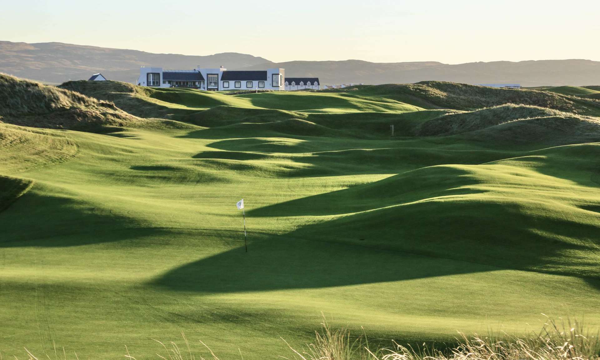 The Machrie Golf Links/Islay Golf Club

Ein Golfjuwel für die Königin der Hebriden: Die Links von The Machrie auf der Whisky-Insel Islay sind ein toller Mix aus Old-School- und Resortkurs. (Greenfee: 185 brit. Pfund/https://another.place/the-machrie)
