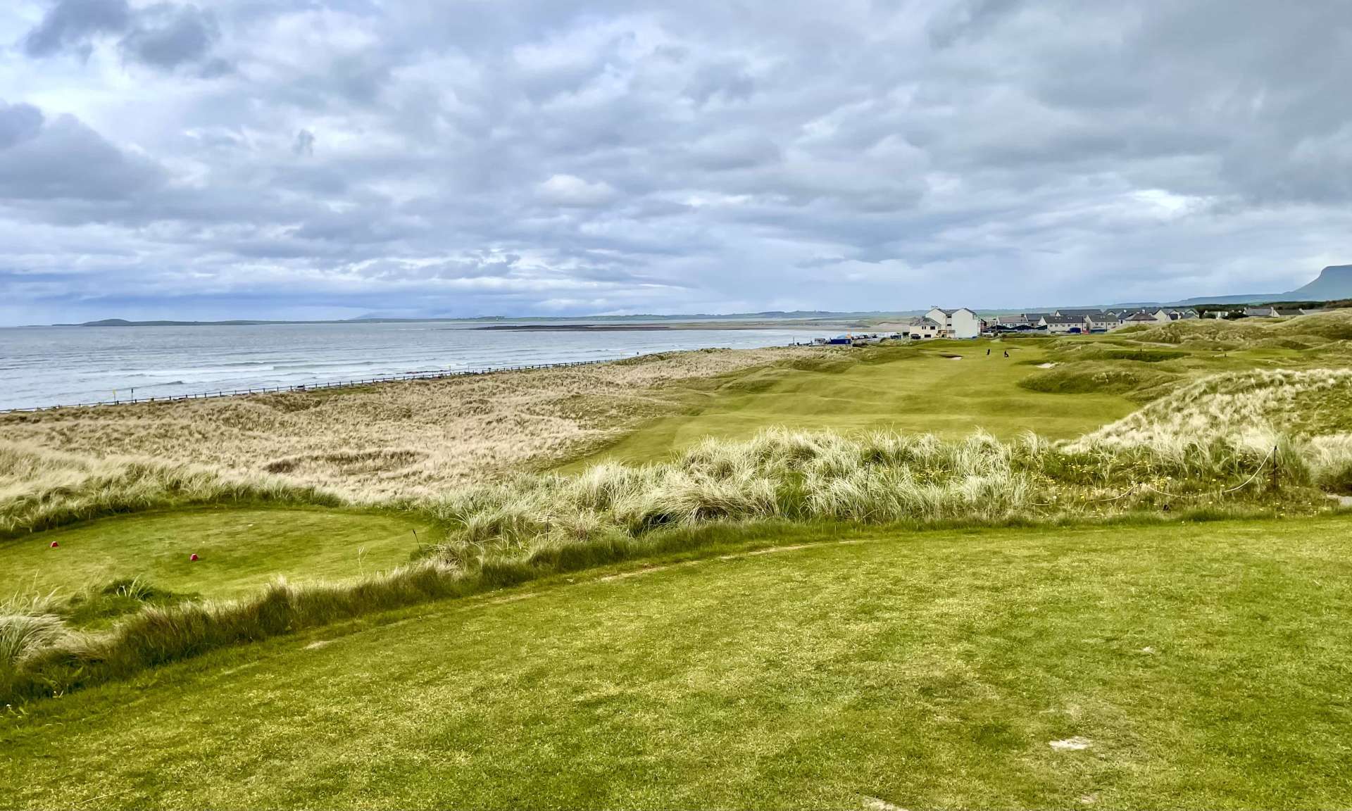 Strand Hill Golf Club

Ein echter Geheimtipp am Wild Atlantic Way der irischen Westküste: Strandhill hat alles, was Linksgolf ausmacht – von einladend bis schrullig. (Greenfee: 175 Euro/www.strandhillgolfclub.com/