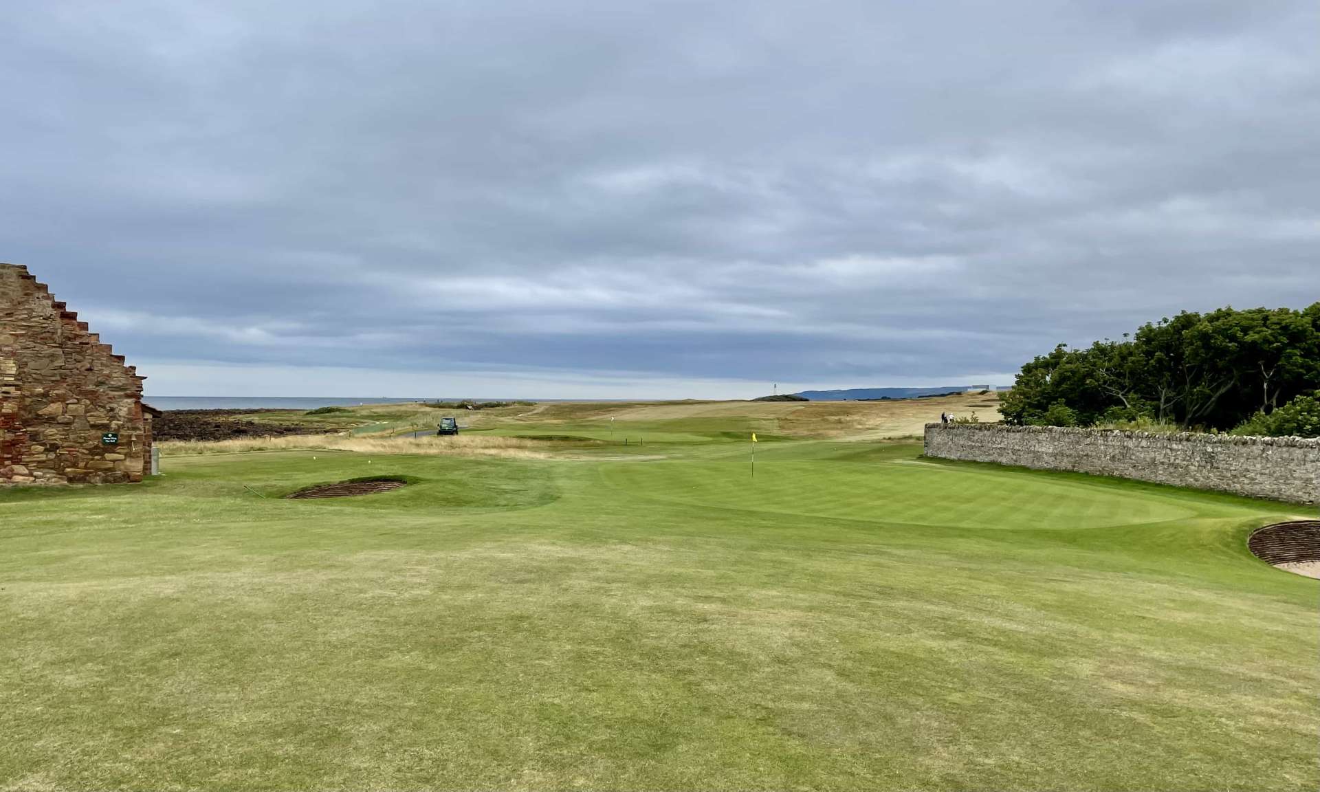 Dunbar Golf Club

Immer an der Mauer entlang: Das „Out and In“ von Dunbar verläuft – teilweise eng beieinander liegend – seit über 400 Jahren am felsigen Nordsee-Saum. (Greenfee: 185 brit. Pfund/dunbargolfclub.com)