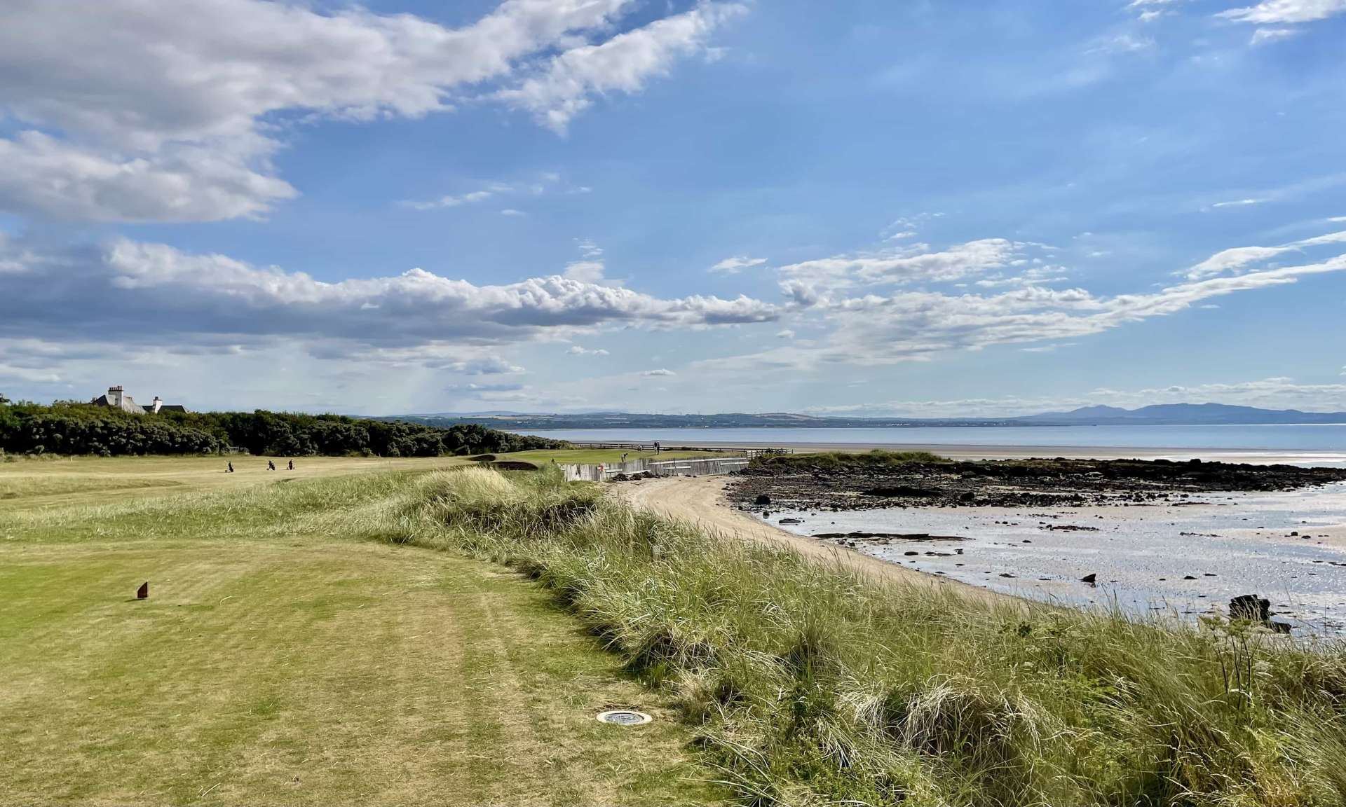 Kilspindie Golf ClubKilspindies Auftaktloch ist ein scheinbar harmloses Par-drei. Aber der Abschlag liegt direkt vor der Clubhausterrasse – also besser keine Kaltstarts. (Greenfee: 100 brit. Pfund/kilspindiegolfclub.co.uk)