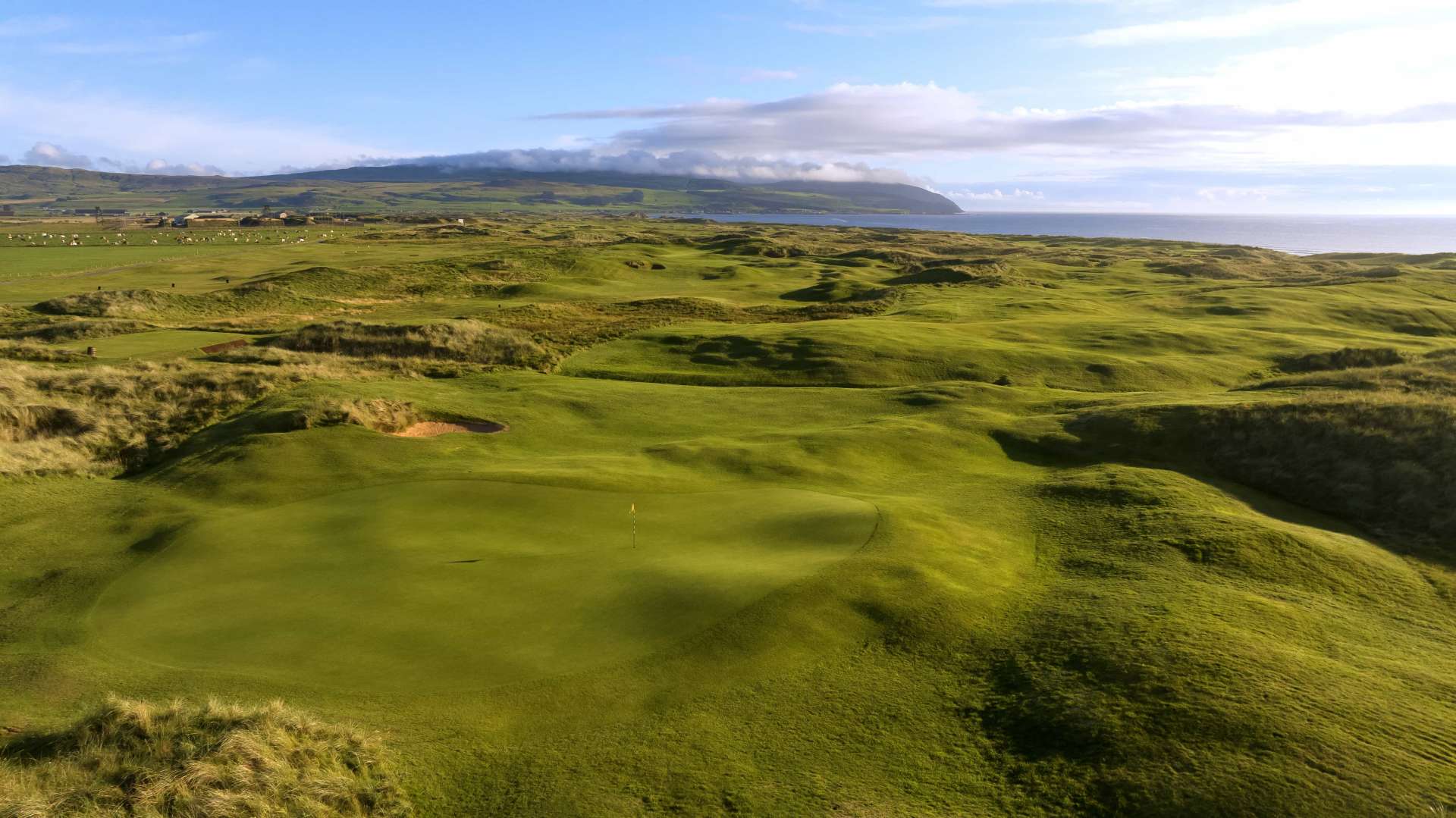 Machrihanish Dunes

Einer, wenn nicht der naturbelassenste Platz der Welt: Architekt David McLay Kidd hat an der Machrihanish Bay einen Kindheitstraum verwirklicht. (Greenfee: 100 brit. Pfund/machrihanishdunes.com)