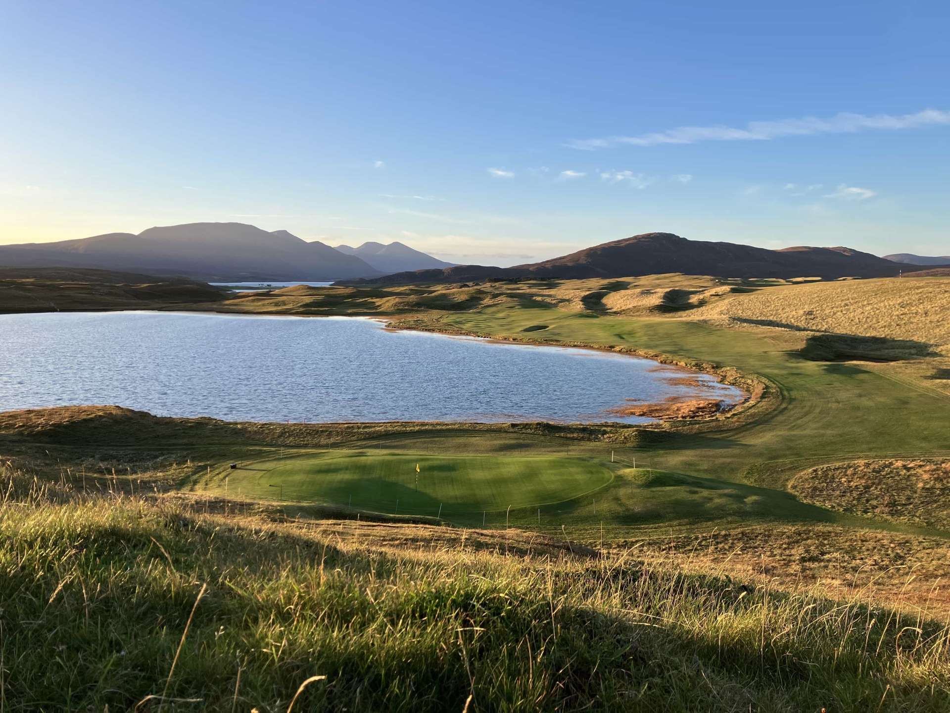Durness Golf Club

Irgendwo im Nirgendwo: Durness liegt an der North Coast 500 durch die schottischen Highlands, hat nur neun Loch, aber die sind eine Naturgewalt. (Greenfee: 55 brit. Pfund für 18 Loch/durnessgolfclub.org)
