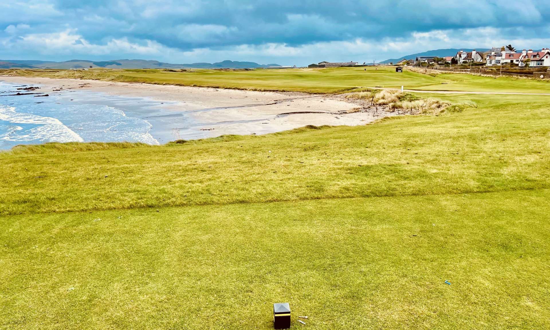 Machrihanish Golf Club

Klassiker auf Kintyre: Bahn eins von Machrihanish Old gilt als bestes Auftaktloch der Welt, weil über einen Einschnitt des Atlantik abgeschlagen wird. (Greenfee: 140 brit. Pfund/www.machgolf.com)