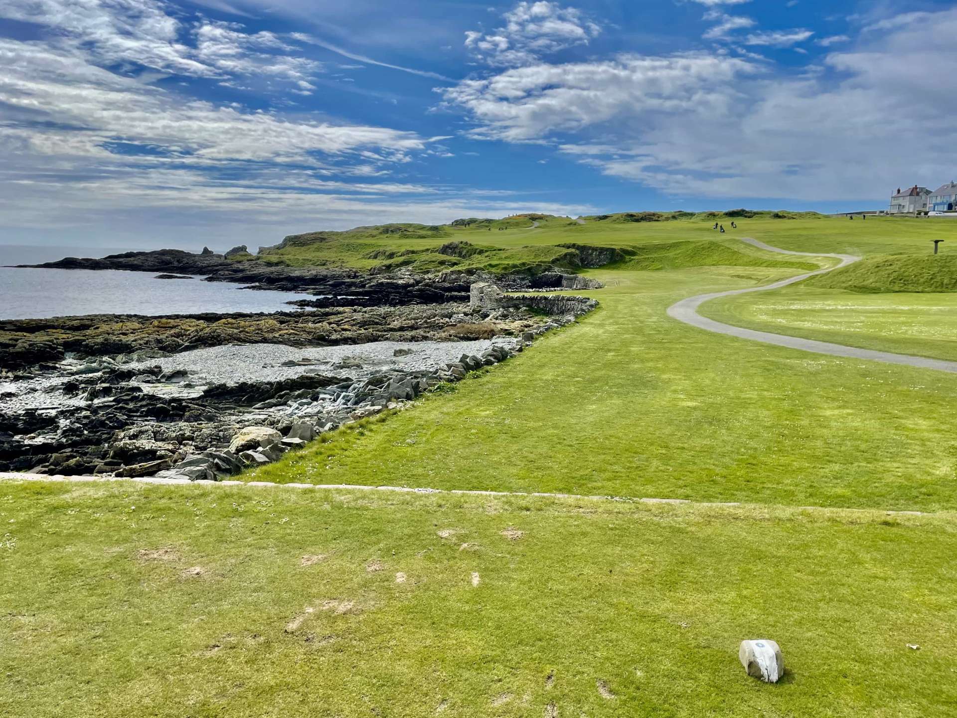 Ardglass Golf Club

Felsig, schrullig, spröde: Ardglass ist ein Golfparcours mit vielen Gesichtern. Und die Auftaktlöcher an den Klippen haben ihre ureigene Dramatik. (Greenfee: 100 – 220 brit. Pfund/ardglassgolfclub.com)