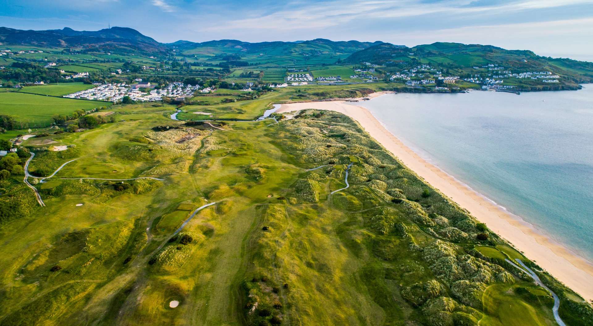 Portsalon Golf Club

Aufregendes Arrangement in einem zerknitterten Dünengelände voller Buckel und Wellen: Die Wundertüte Portsalon auf der irischen Fanad-Halbinsel. (Greenfee: 190 Euro/portsalongolfclub.ie)
