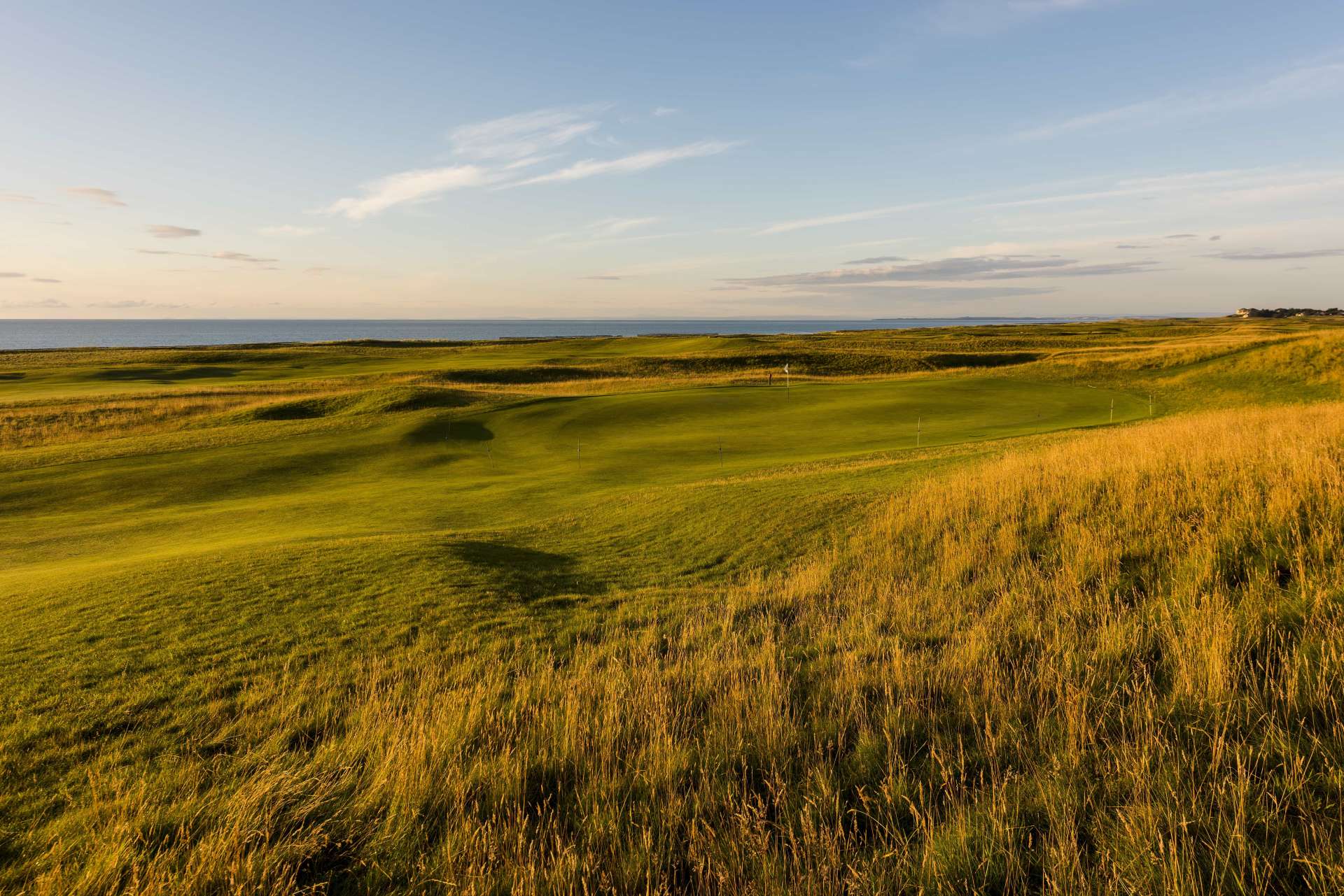 Brora Golf Club

Urwüchsig, abgeschieden und ein Schnäppchen: Brora in den Highlands ist ein Muss – wenige Linksplätze haben so viele Bahnen dicht am offenen Wasser. (Greenfee: 95 brit. Pfund/broragolfclub.co.uk)