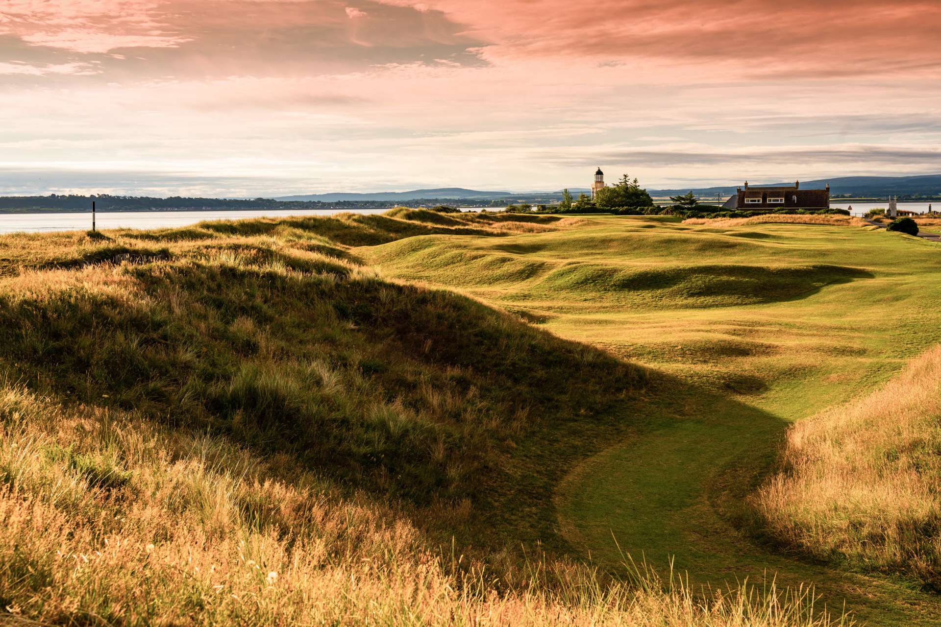 Fortrose & Rosemarkie Golf Club

Perle in den Highlands von Schottland: Fortrose fließt über die Halbinsel Chanonry, vor allem Loch vier mit dem Leuchtturm als „Ziel“ ist unvergesslich. (115 brit. Pfund/fortrosegolfclub.co.uk)