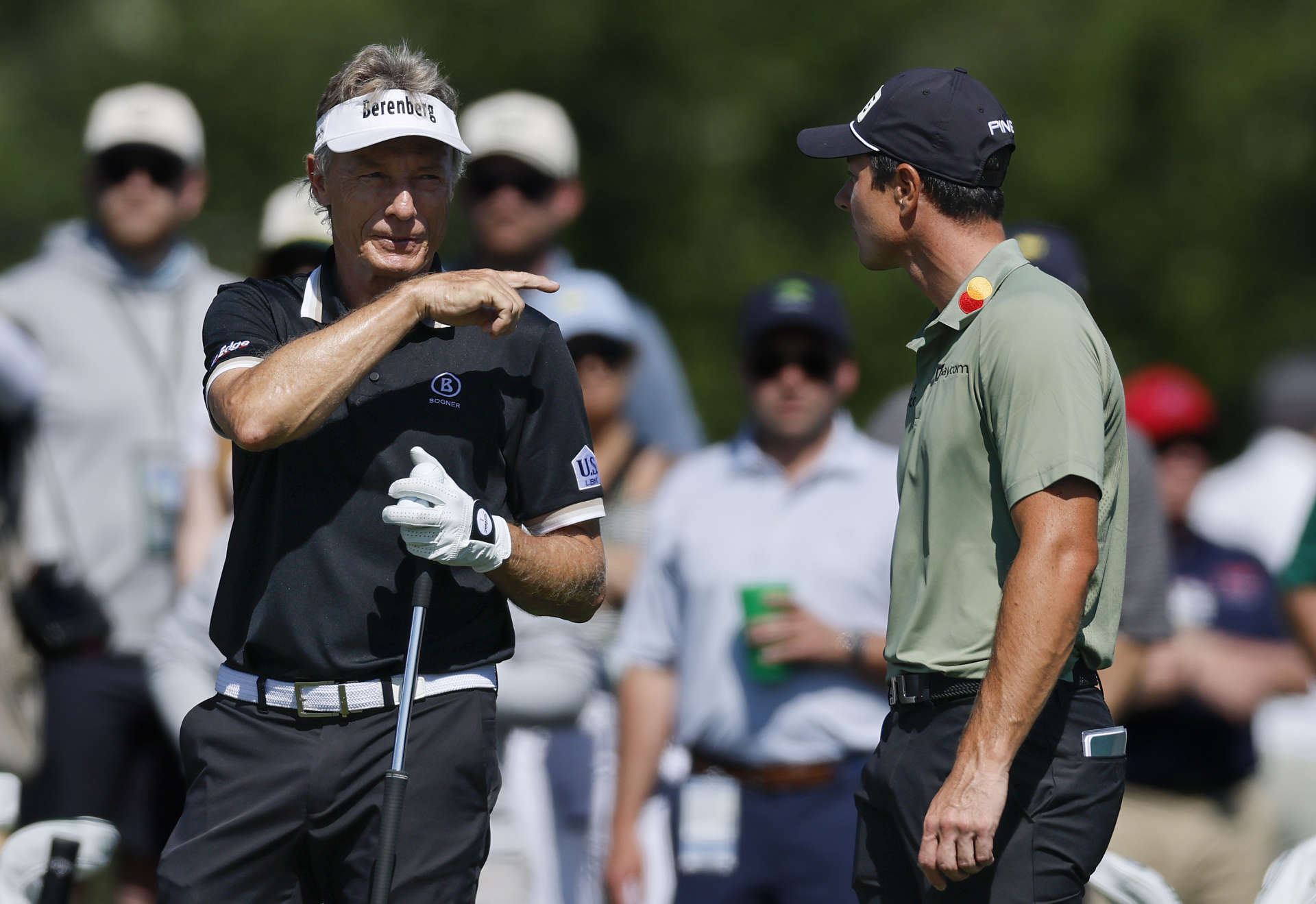 Bernhard Langer unterhält sich mit Viktor Hovland.