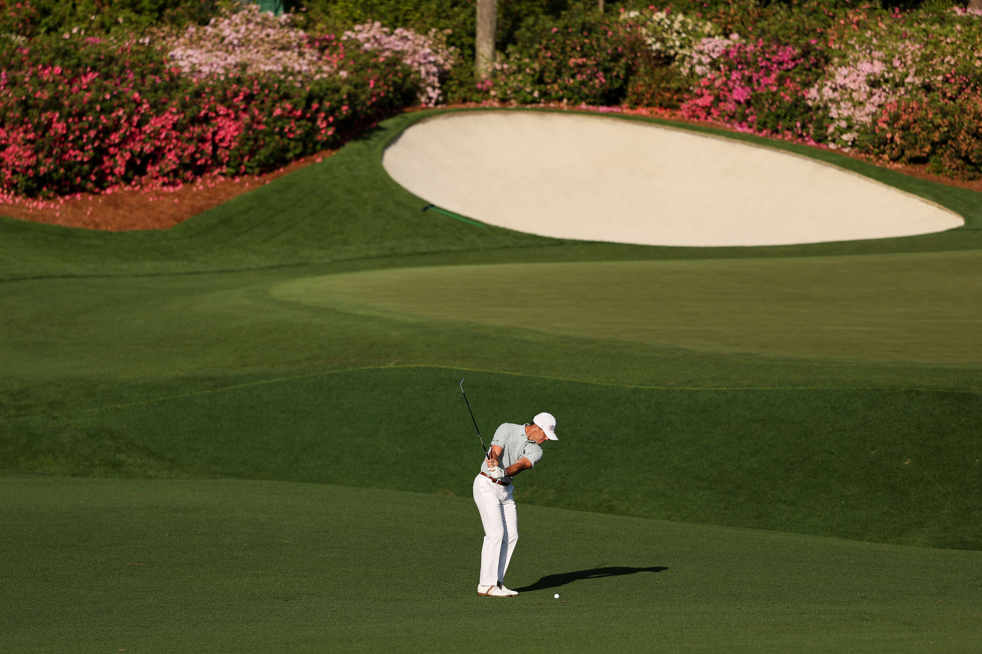 Billy Horschel spielt an Loch 13 das Grün an, das von blühenden Azaleen umgeben ist.