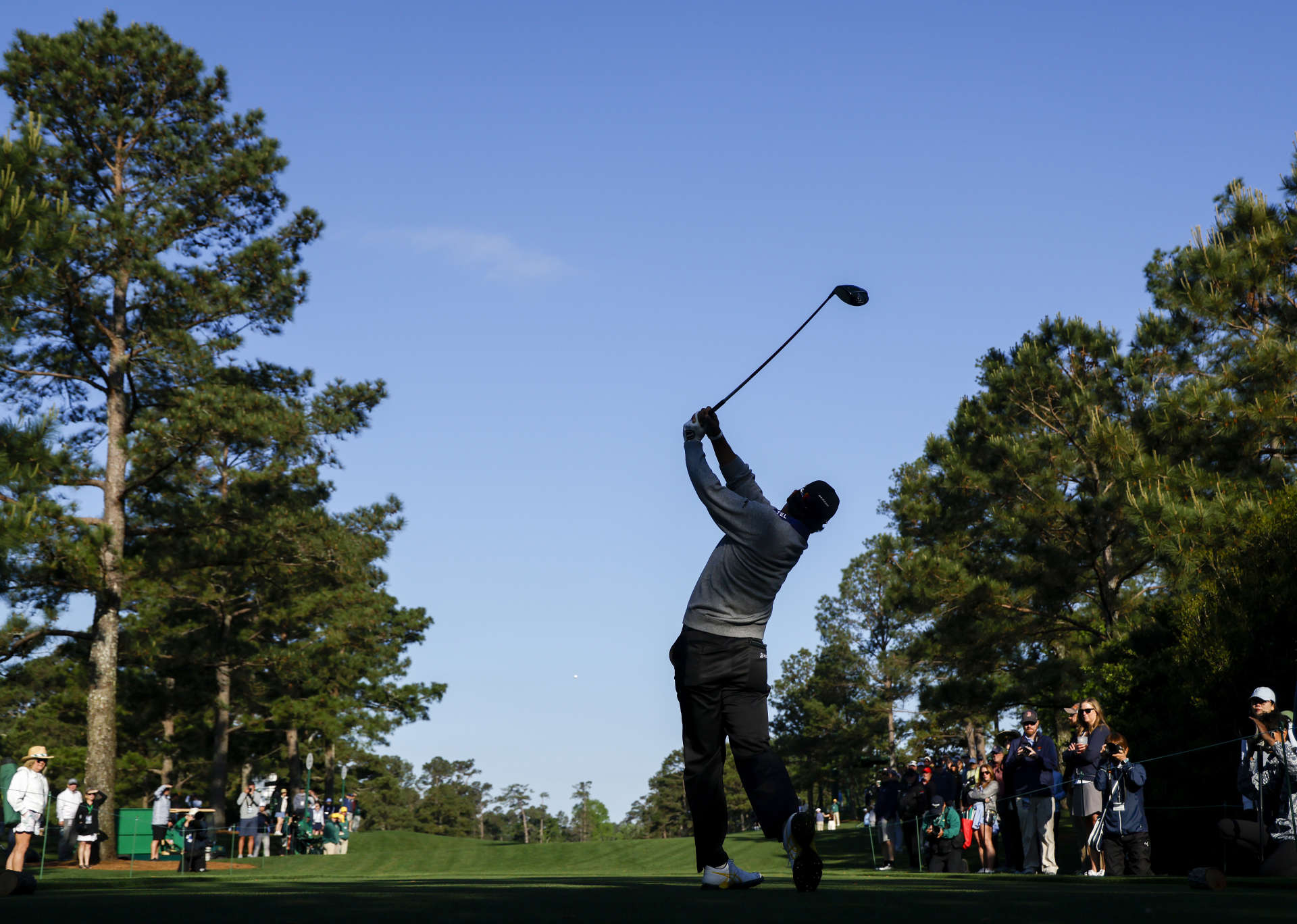Hideki Matsuyama spielt durch die Baumschneise an Loch 15 in Augusta.