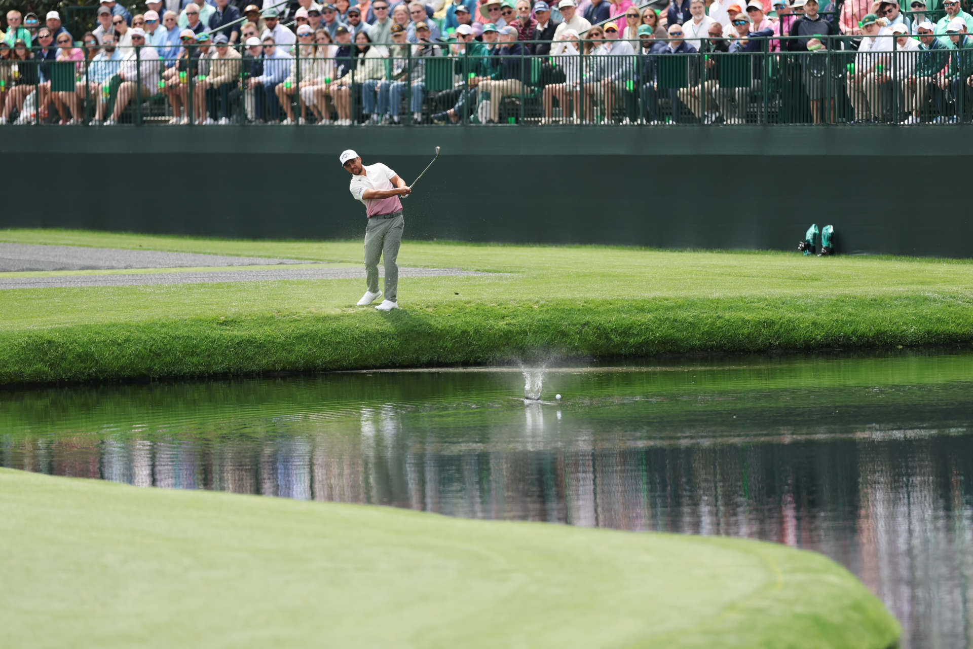 Traditionell wird an Bahn 16 während der Proberunde der Ball über das Wasser geflitscht - hier meisterhaft von Xander Schauffele durchgeführt.