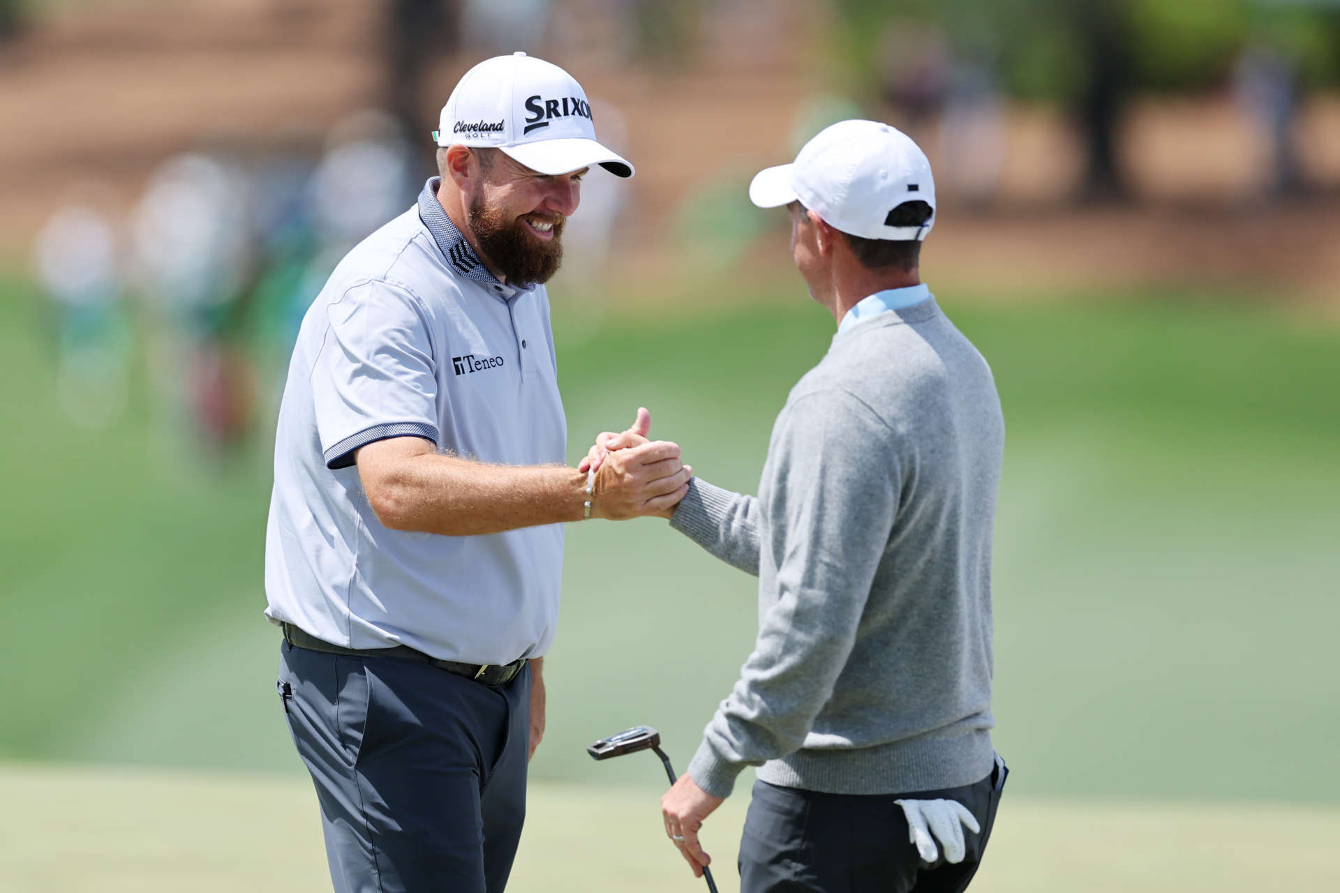 Shane Lowry und Rory McIlroy beim freundschaftlichen Handschlag.