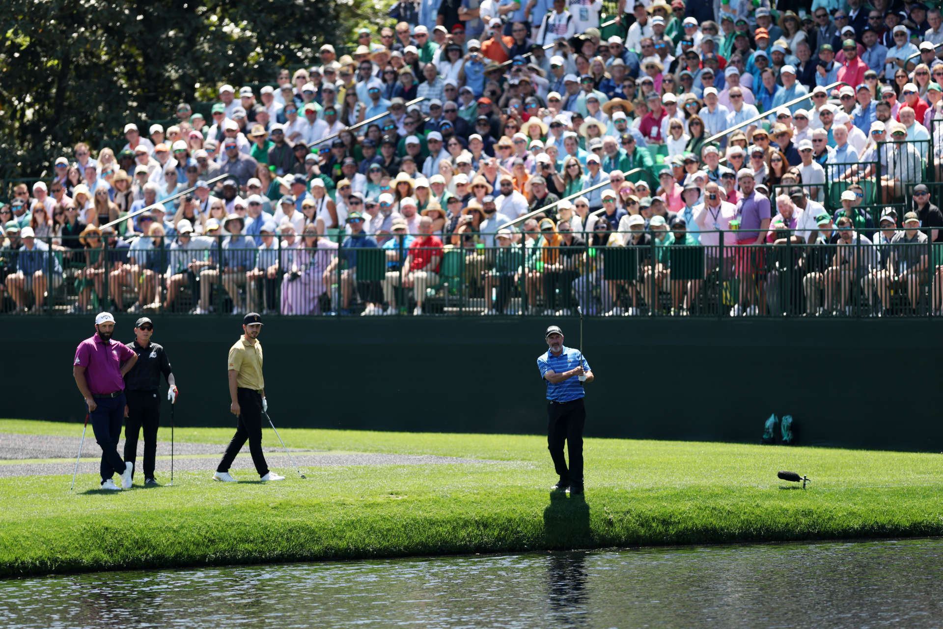 Ebenfalls an Bahn 16: Jose Maria Olazabal spielt übers Wasser.