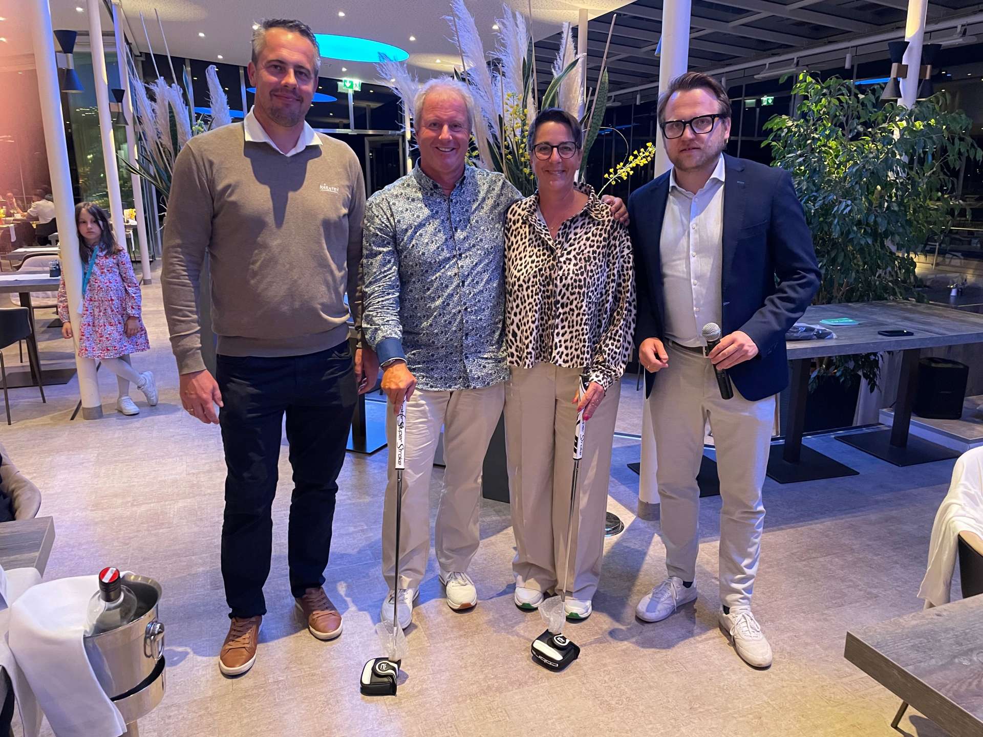 Die Bruttosieger mit vier unter Par, Marion und Burkhard