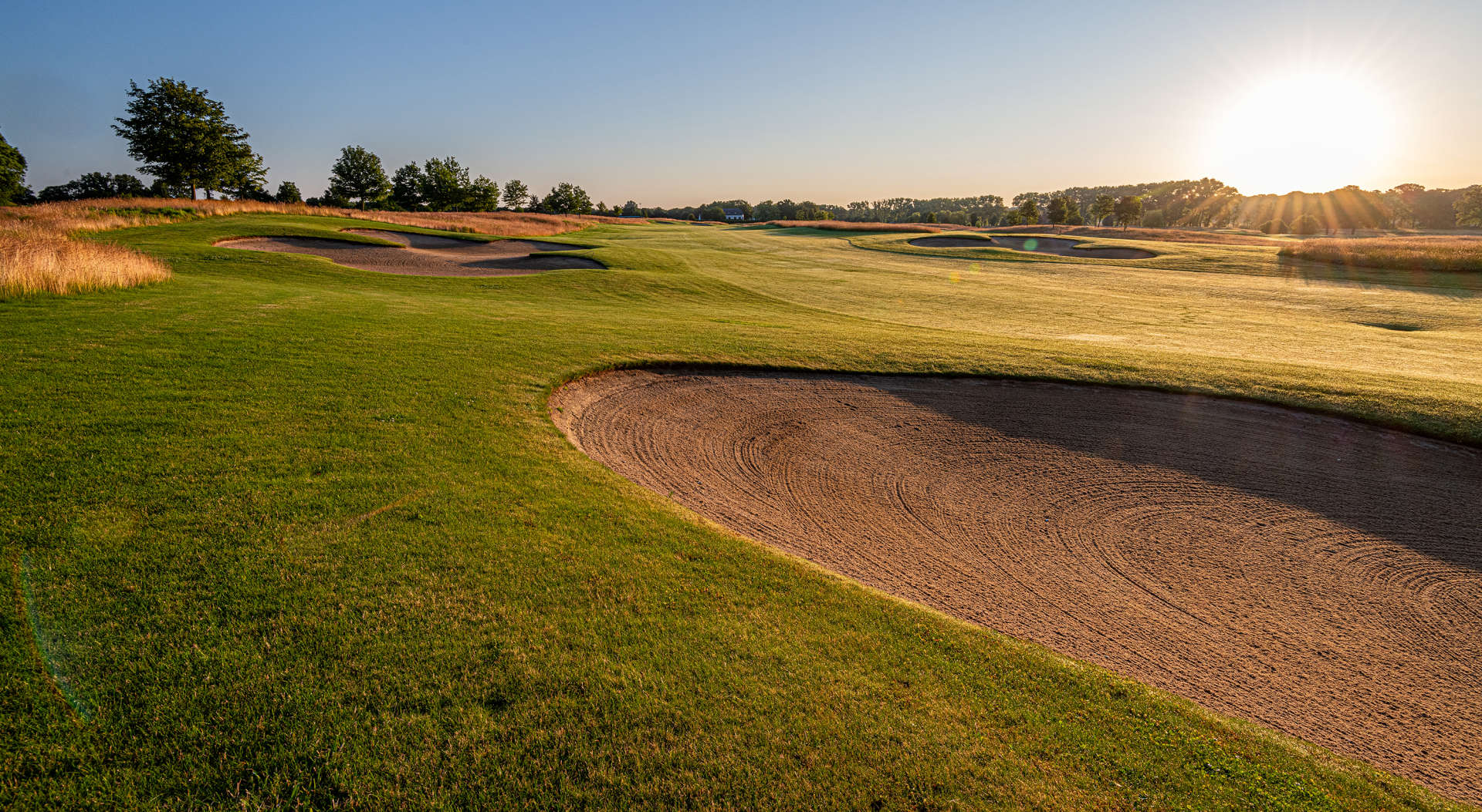 Detailaufnahme der 15. Golfbahn auf dem 18-Loch-Platz mit anspruchsvoller Gestaltung, perfekt für strategisches Golfspiel im Golf Gut Glinde.