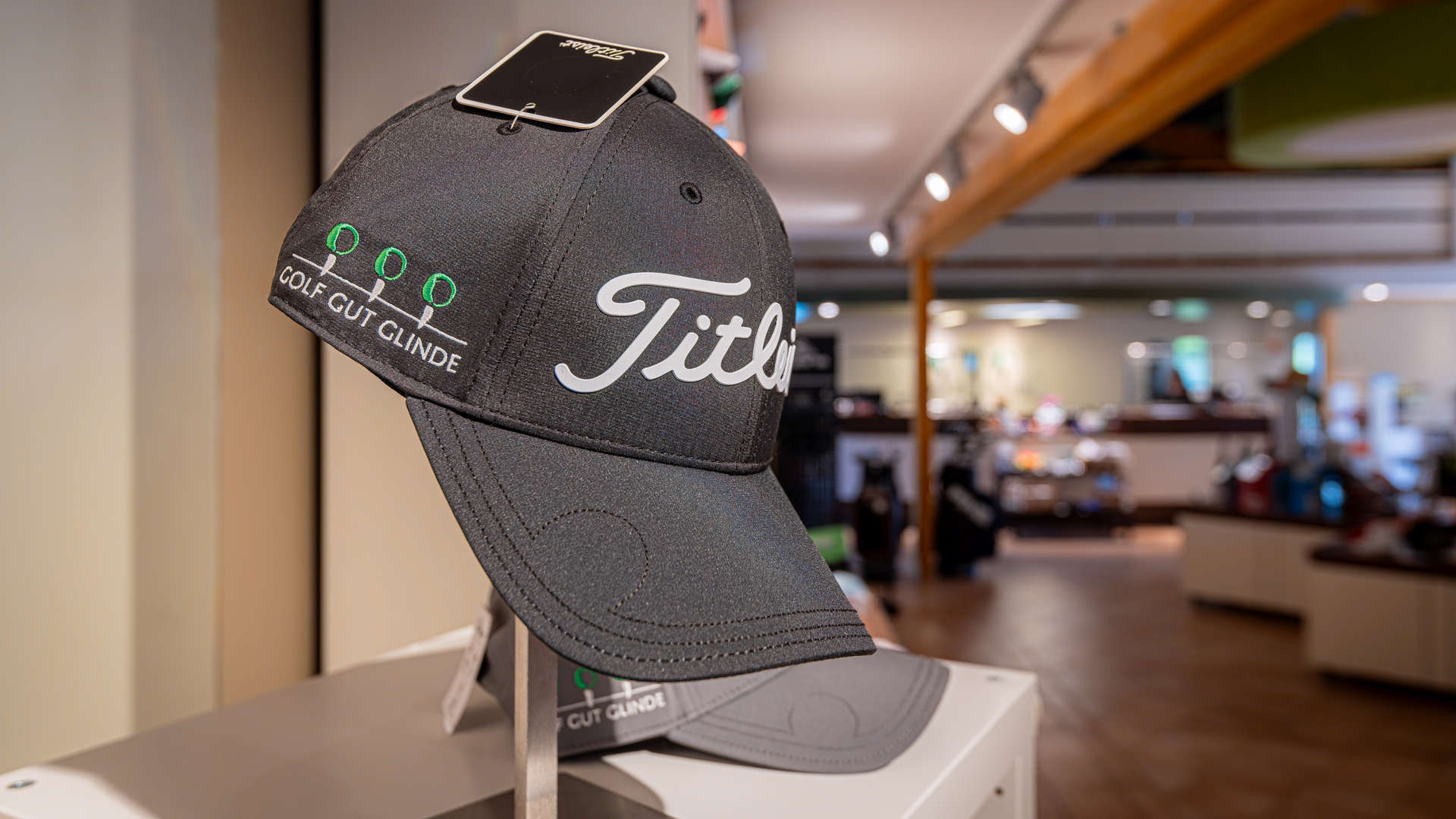 Unser Pro Shop im Golf Gut Glinde mit professioneller Golf-Equipment-Beratung und großer Auswahl an Schlägern, Accessoires und Bekleidung