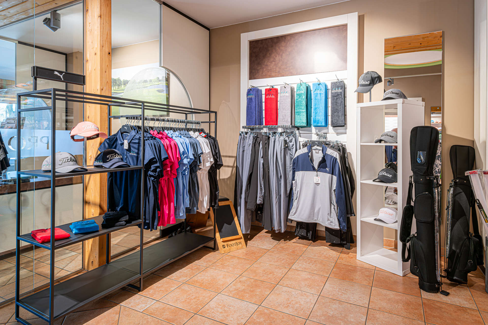 Blick in den Pro Shop: Fachkundige Beratung, neueste Golfartikel und Markenprodukte für alle Golfer