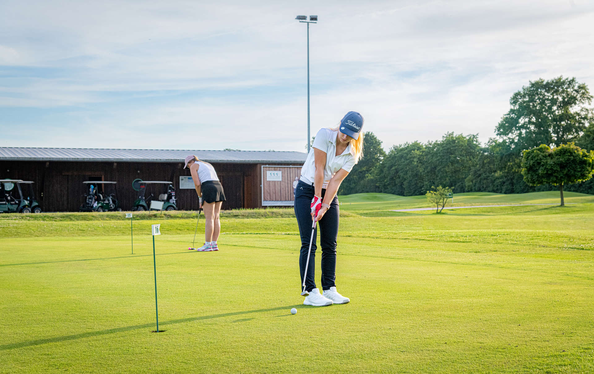 Details der Übungsanlagen im Golf Gut Glinde inklusive Abschlagstationen und Putting Greens zur Optimierung des Golfspiels