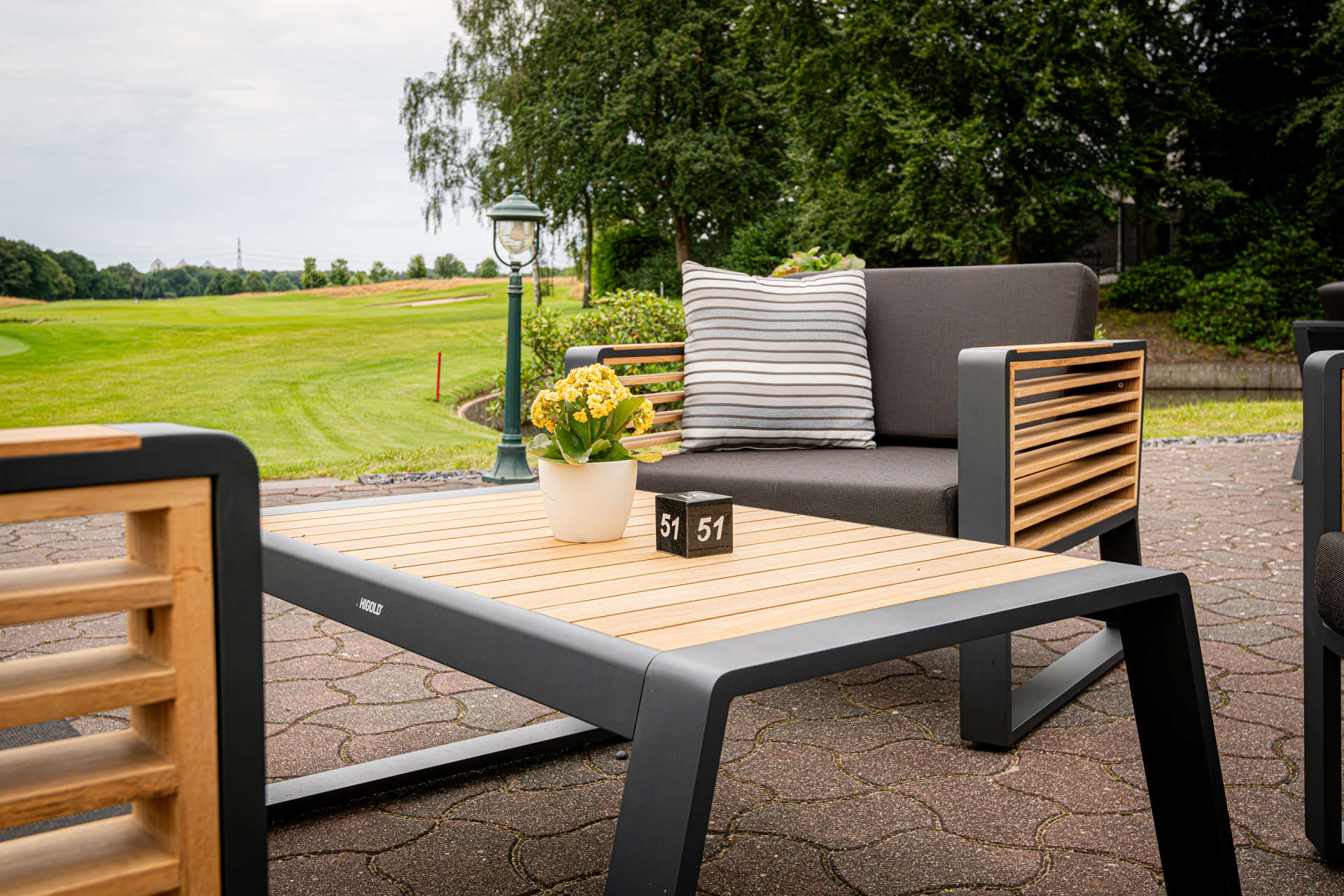 Das stilvolle Clubhaus bei Golf Gut Glinde mit gemütlichem Lounge-Bereich für Mitglieder und Gäste