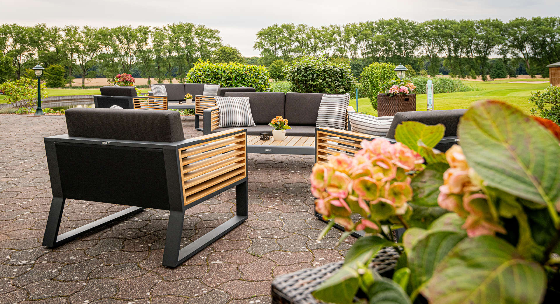 Genießen Sie den Ausblick auf unsere sonnige Terrasse im Golf Gut Glinde mit Blick auf die Bahnen 9 und 18 unseres 18-Loch-Golfplatzes. Perfekt für eine Pause nach der Golfrunde, mit entspannter Atmosphäre, kulinarischen Spezialitäten und einem unvergleichlichen Blick auf die gepflegten Fairways in idyllischer Natur.