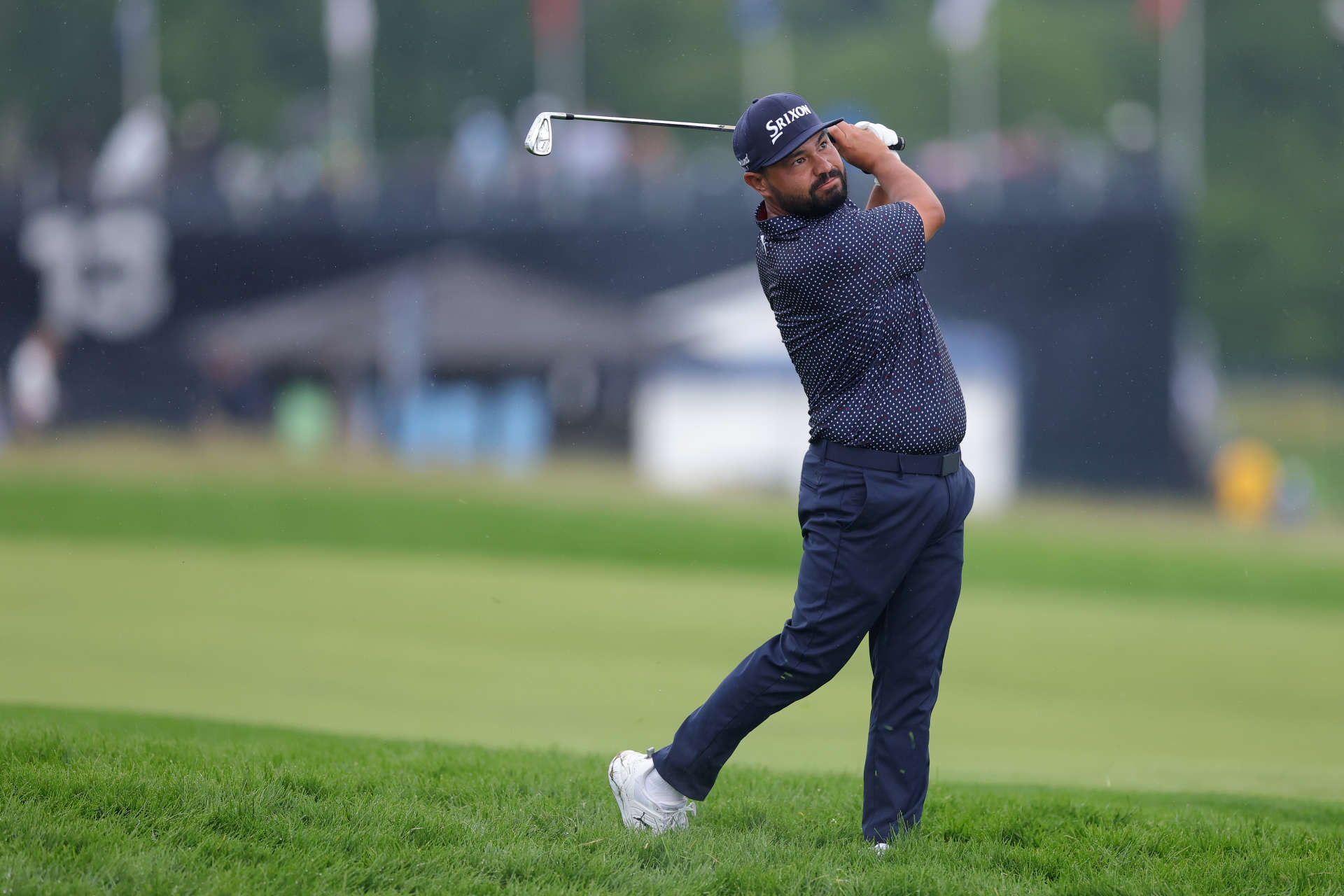 OAKMONT, PENNSYLVANIA – 15. JUNI: J.J. Spaun aus den Vereinigten Staaten spielt seinen zweiten Schlag an Loch 14 während der Schlussrunde der 125. U.S. Open im Oakmont Country Club am 15. Juni 2025 in Oakmont, Pennsylvania. (Foto von Andrew Redington/Getty Images)