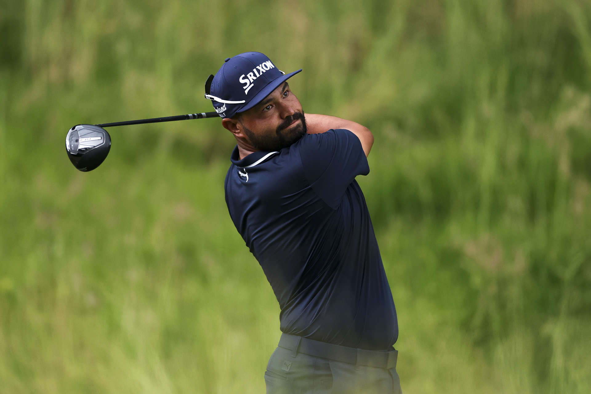 OAKMONT, PENNSYLVANIA – 15. JUNI: J.J. Spaun aus den Vereinigten Staaten schlägt seinen Ball vom Abschlag an Loch 7 während der Schlussrunde der 125. U.S. Open im Oakmont Country Club am 15. Juni 2025 in Oakmont, Pennsylvania. (Foto von Patrick Smith/Getty Images)