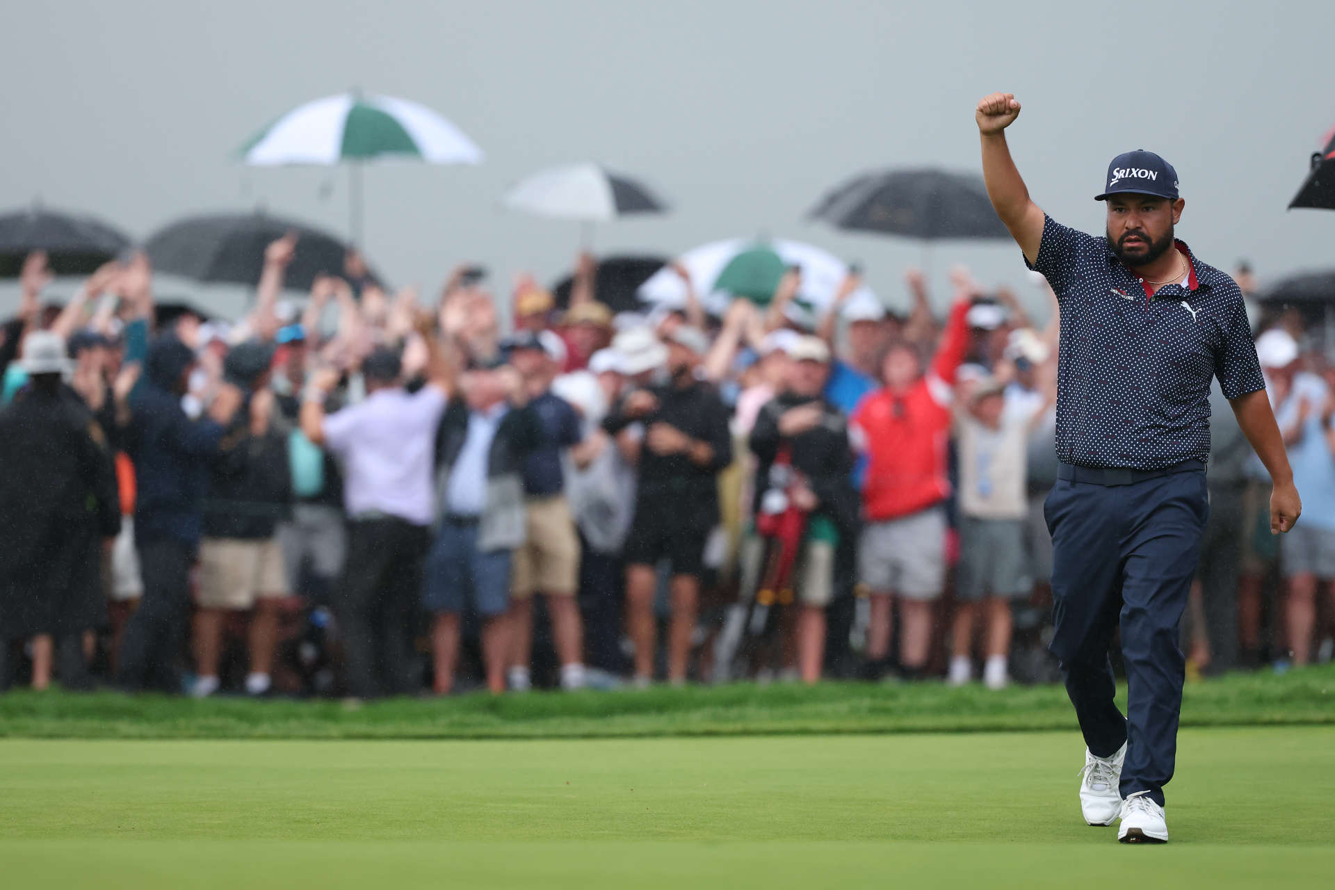 OAKMONT, PENNSYLVANIA – 15. JUNI: J.J. Spaun aus den Vereinigten Staaten jubelt nach seinem Sieg auf dem 18. Grün während der Schlussrunde der 125. U.S. Open im Oakmont Country Club am 15. Juni 2025 in Oakmont, Pennsylvania. (Foto von Patrick Smith/Getty Images)
