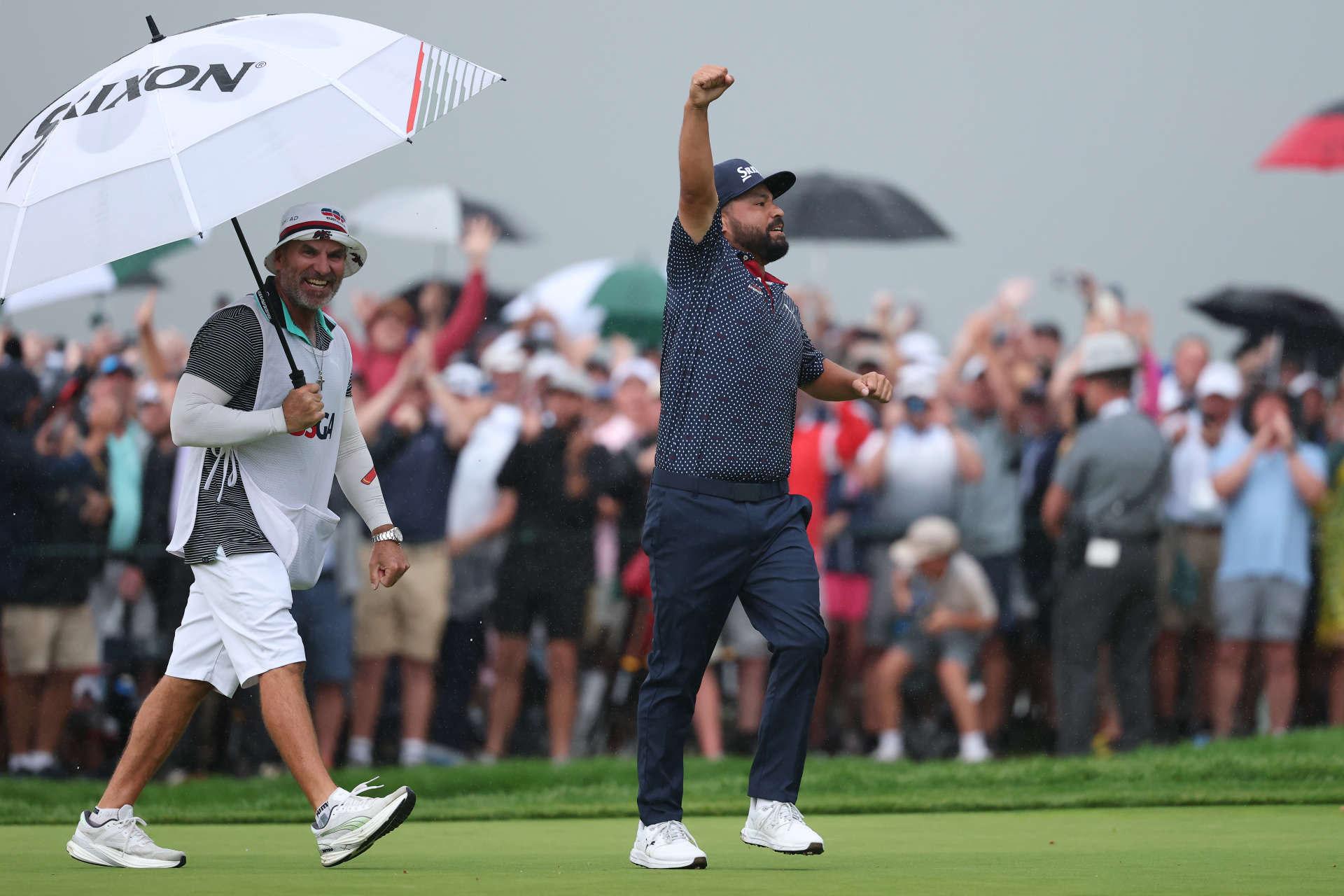OAKMONT, PENNSYLVANIA – 15. JUNI: J.J. Spaun aus den Vereinigten Staaten feiert mit Caddie Mark Carens nach seinem Sieg auf dem 18. Grün während der Schlussrunde der 125. U.S. Open im Oakmont Country Club am 15. Juni 2025 in Oakmont, Pennsylvania. (Foto von Patrick Smith/Getty Images)