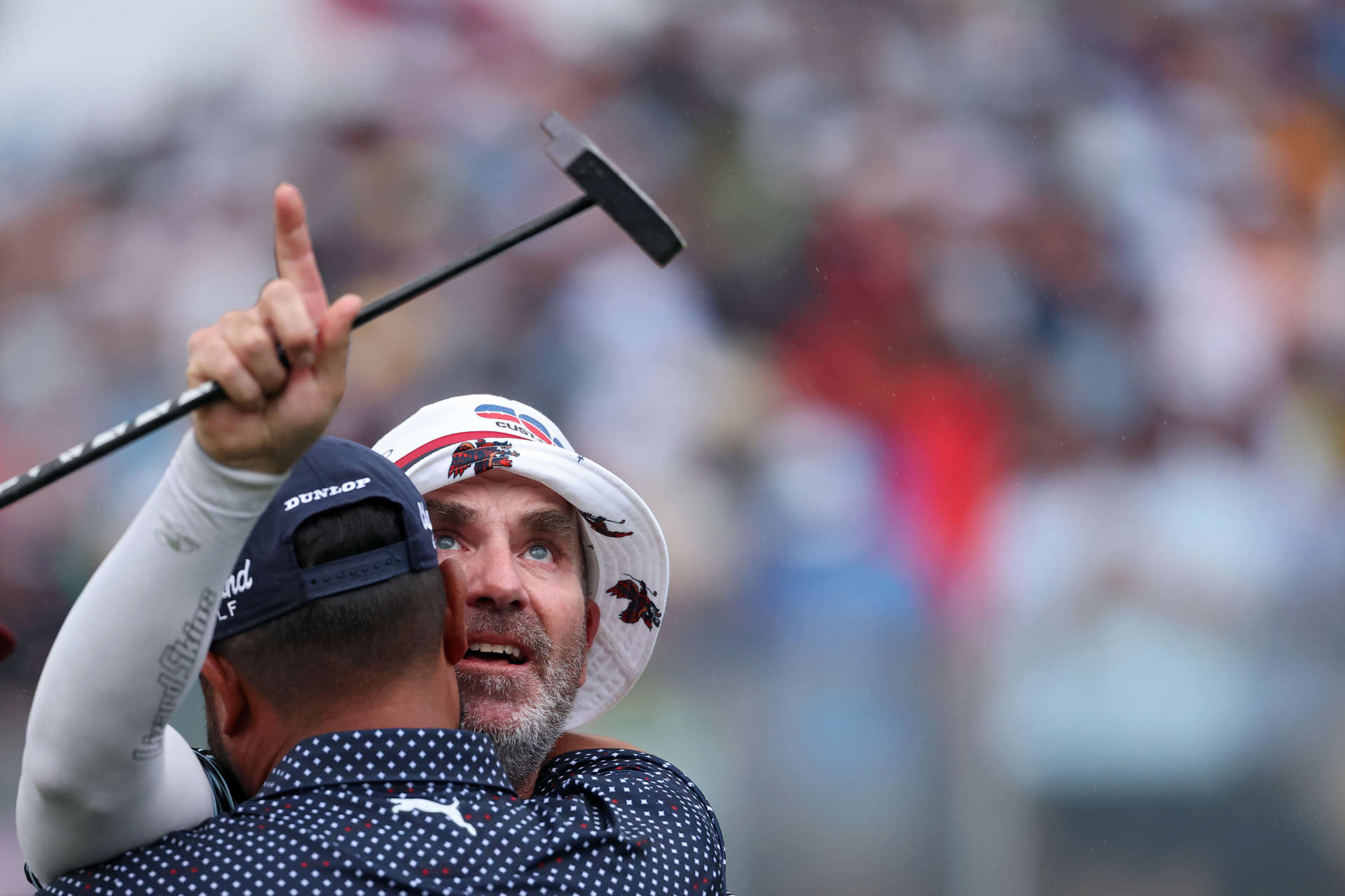 OAKMONT, PENNSYLVANIA – 15. JUNI: Caddie Mark Carens von J.J. Spaun aus den Vereinigten Staaten feiert nach dem Sieg auf dem 18. Grün während der Schlussrunde der 125. U.S. Open im Oakmont Country Club am 15. Juni 2025 in Oakmont, Pennsylvania. (Foto von Patrick Smith/Getty Images)