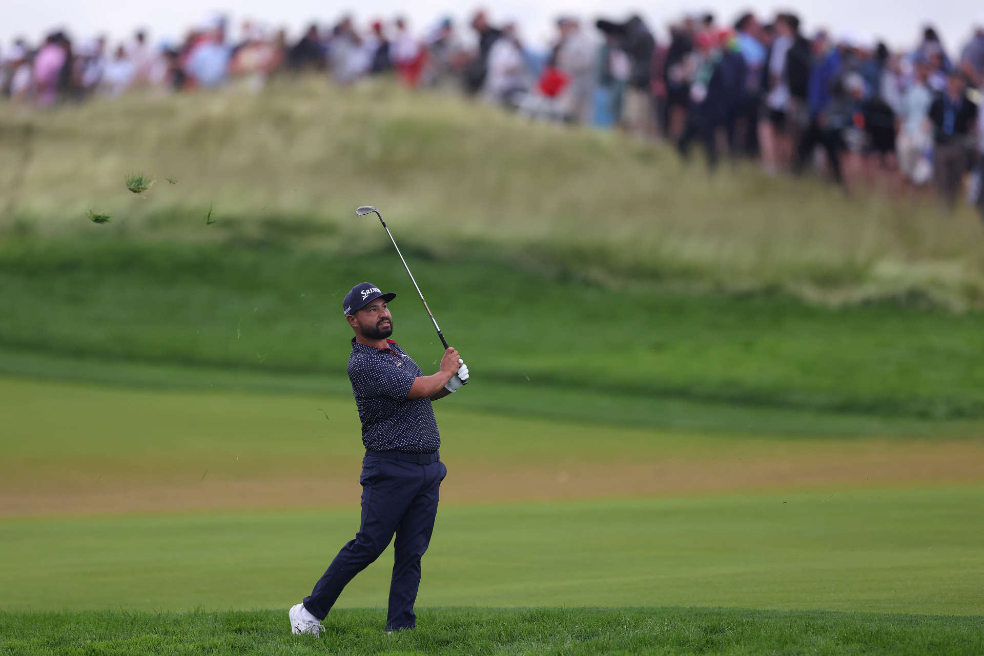 OAKMONT, PENNSYLVANIA – 15. JUNI: J.J. Spaun aus den Vereinigten Staaten spielt seinen dritten Schlag an Loch 15 während der Schlussrunde der 125. U.S. Open im Oakmont Country Club am 15. Juni 2025 in Oakmont, Pennsylvania. (Foto von Andrew Redington/Getty Images)