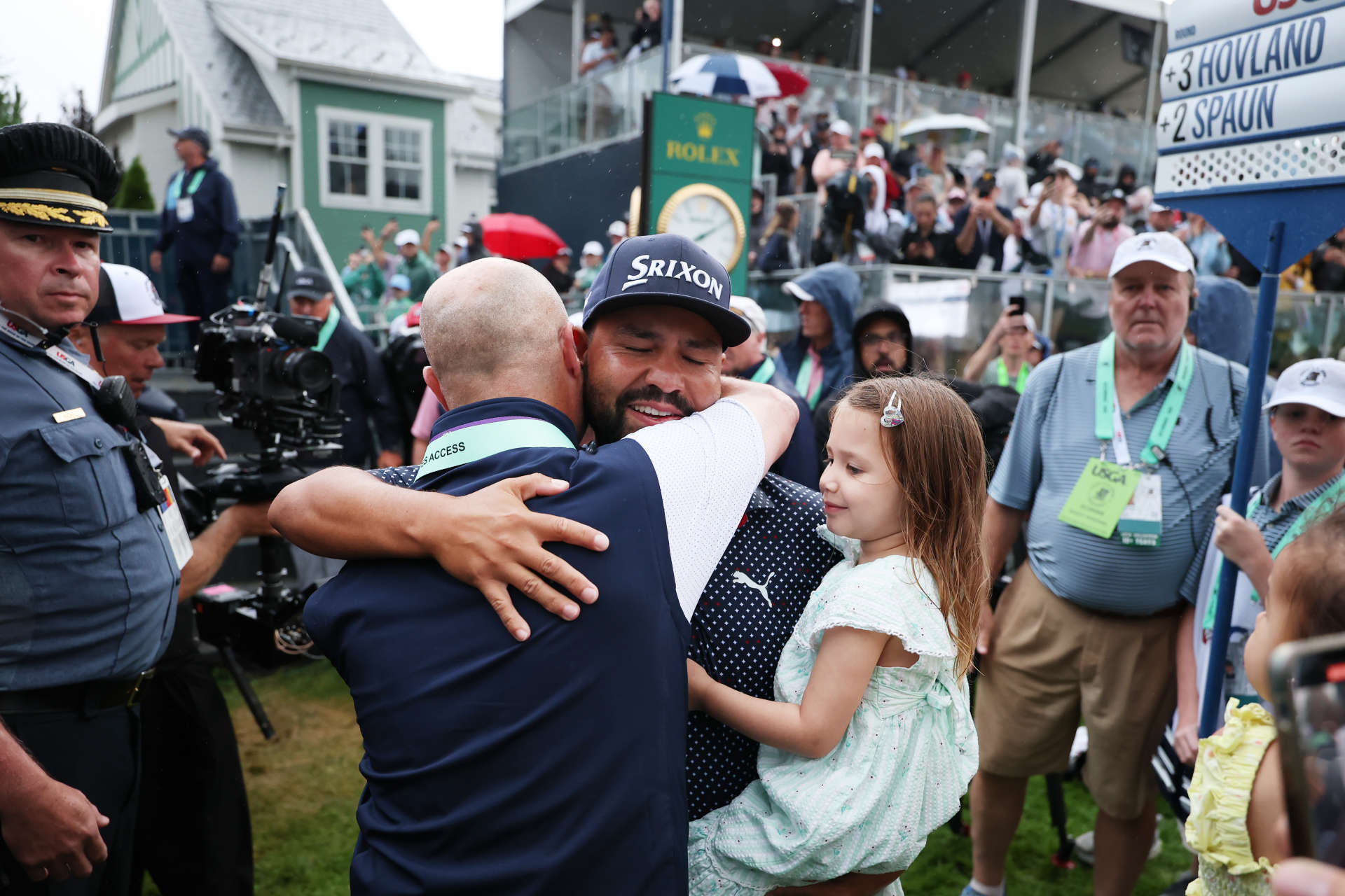 OAKMONT, PENNSYLVANIA – 15. JUNI: J.J. Spaun aus den Vereinigten Staaten feiert mit seinen Freunden und seiner Familie nach dem entscheidenden Putt auf dem 18. Grün während der Schlussrunde der 125. U.S. Open im Oakmont Country Club am 15. Juni 2025 in Oakmont, Pennsylvania. (Foto von Patrick Smith/Getty Images)