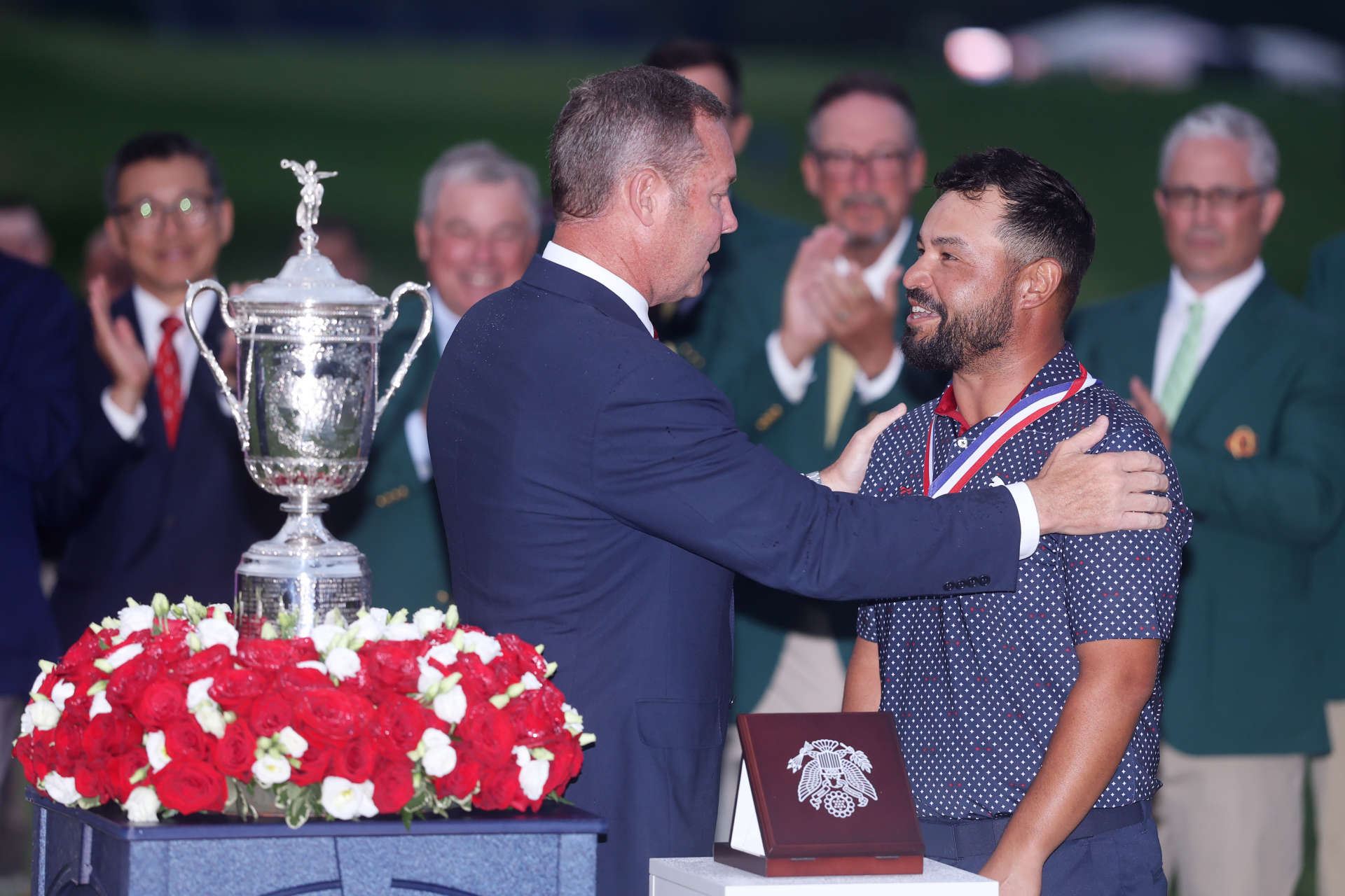 OAKMONT, PENNSYLVANIA – 15. JUNI: USGA-CEO Michael Whan überreicht dem Sieger J.J. Spaun aus den Vereinigten Staaten die Trophäe während der Siegerehrung der 125. U.S. Open im Oakmont Country Club am 15. Juni 2025 in Oakmont, Pennsylvania. (Foto von Warren Little/Getty Images)