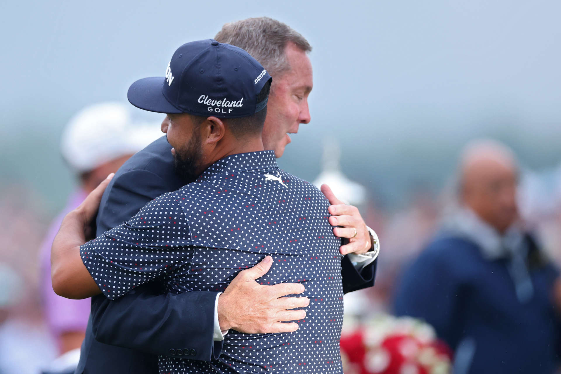 OAKMONT, PENNSYLVANIA – 15. JUNI: USGA-CEO Michael Whan umarmt den Sieger J.J. Spaun aus den Vereinigten Staaten während der Siegerehrung der 125. U.S. Open im Oakmont Country Club am 15. Juni 2025 in Oakmont, Pennsylvania. (Foto von Patrick Smith/Getty Images)