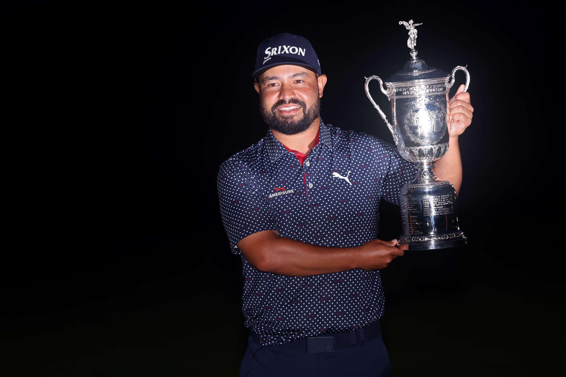 OAKMONT, PENNSYLVANIA – 15. JUNI: J.J. Spaun aus den Vereinigten Staaten posiert mit der Trophäe nach seinem Sieg während der Schlussrunde der 125. U.S. Open im Oakmont Country Club am 15. Juni 2025 in Oakmont, Pennsylvania. (Foto von Warren Little/Getty Images)