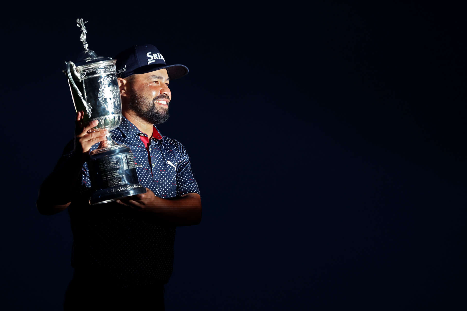 OAKMONT, PENNSYLVANIA – 15. JUNI: J.J. Spaun aus den Vereinigten Staaten posiert mit der Trophäe nach seinem Sieg während der Schlussrunde der 125. U.S. Open im Oakmont Country Club am 15. Juni 2025 in Oakmont, Pennsylvania. (Foto von Patrick Smith/Getty Images)