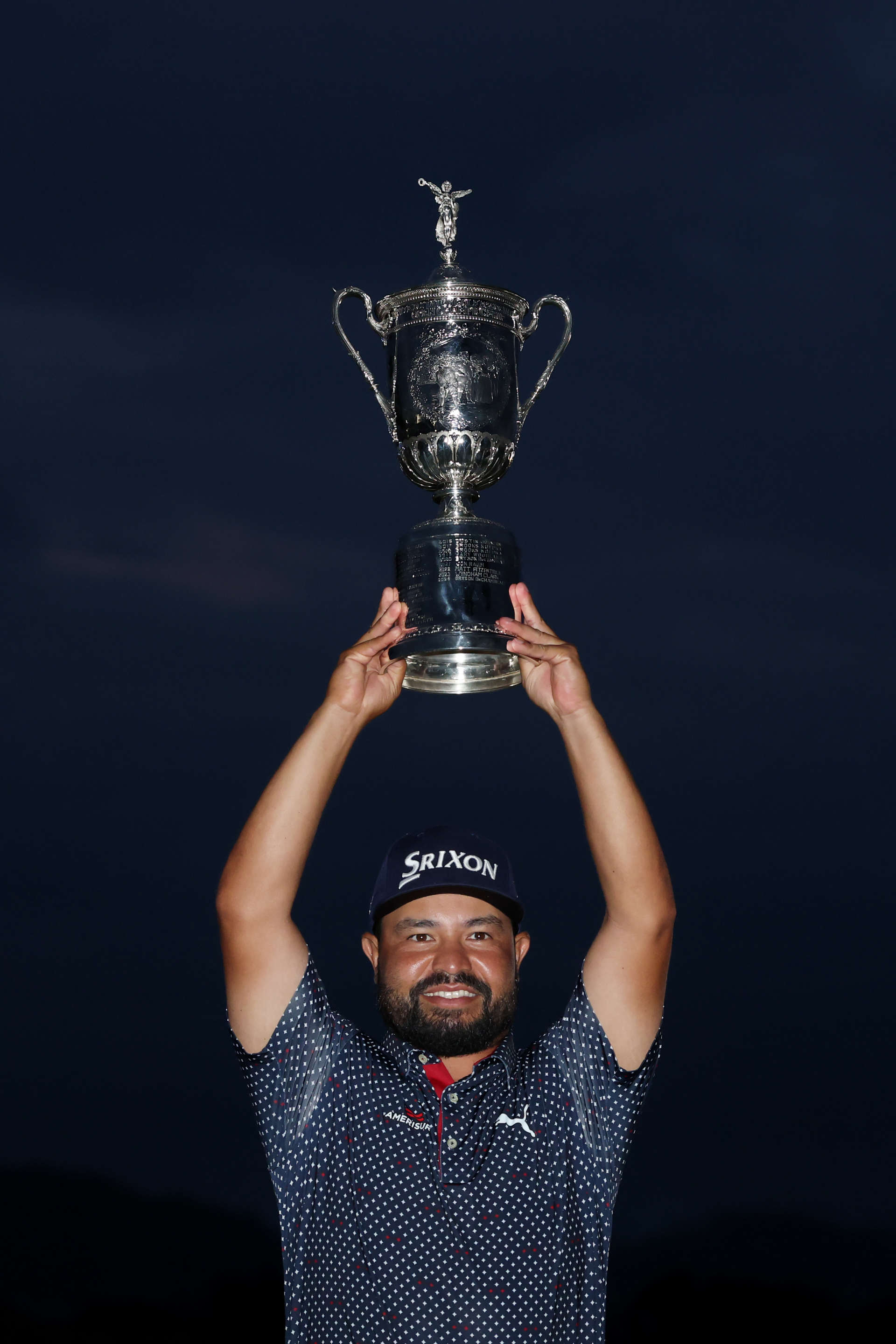 OAKMONT, PENNSYLVANIA – 15. JUNI: J.J. Spaun aus den Vereinigten Staaten posiert mit der Trophäe nach seinem Sieg während der Schlussrunde der 125. U.S. Open im Oakmont Country Club am 15. Juni 2025 in Oakmont, Pennsylvania. (Foto von Andy Lyons/Getty Images)