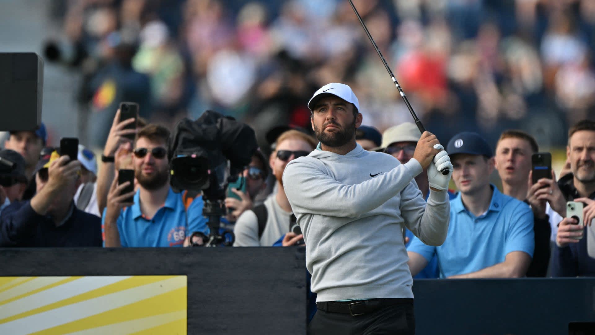 Weltranglistenerster Scottie Scheffler zeigt sich ruhig und fokussiert bei der Proberunde.