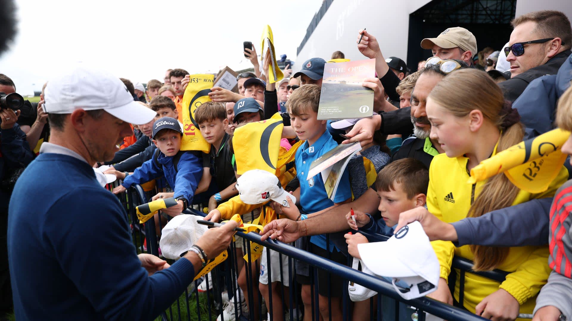 Rory McIlroy nimmt sich Zeit für die kleinen Fans.