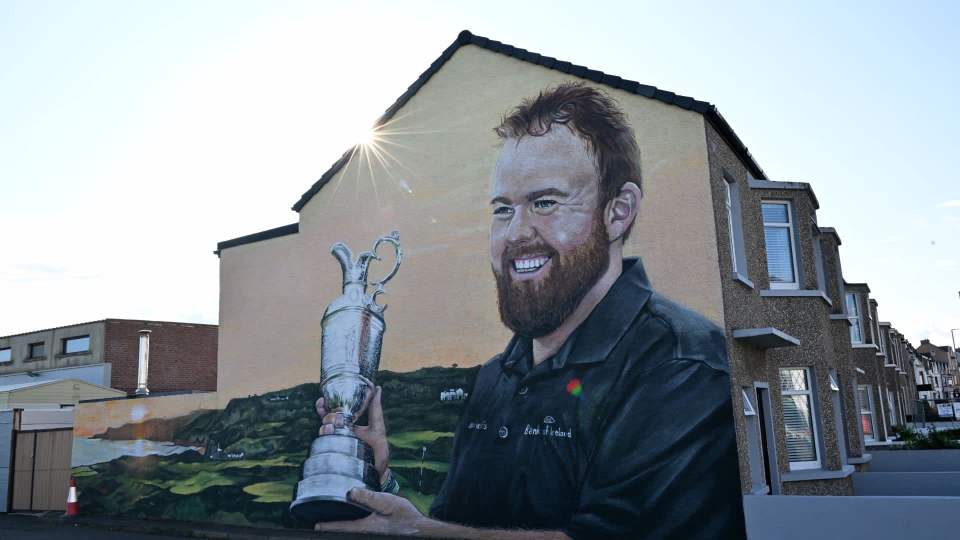 Ein Wandbild in Portrush erinnert an Shane Lowrys historischen Triumph 2019.